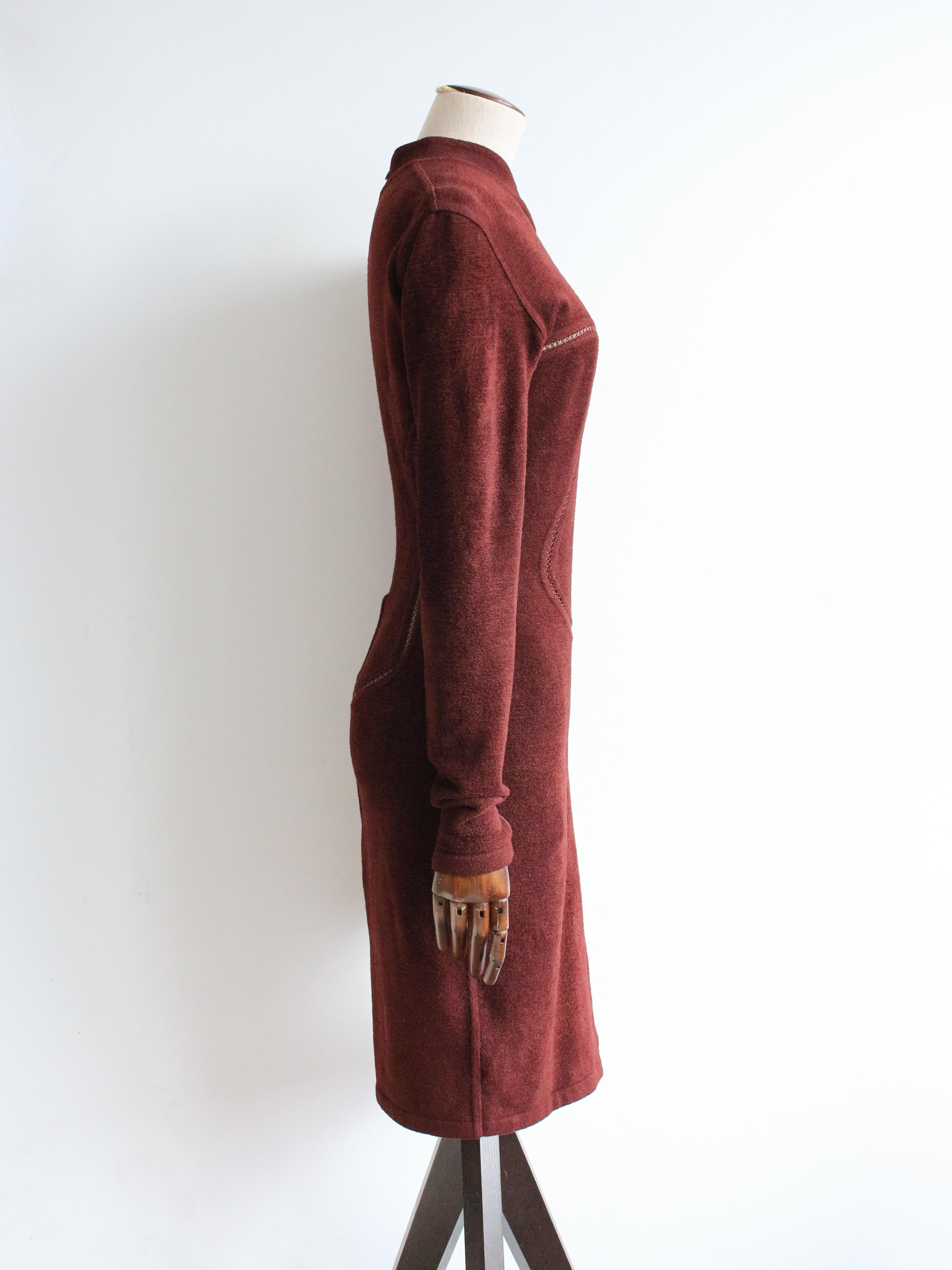 Azzedine Alaïa Herbst/Winter Braunes Kleid aus Chenille-Samt mit offenen Nähten Damen im Angebot