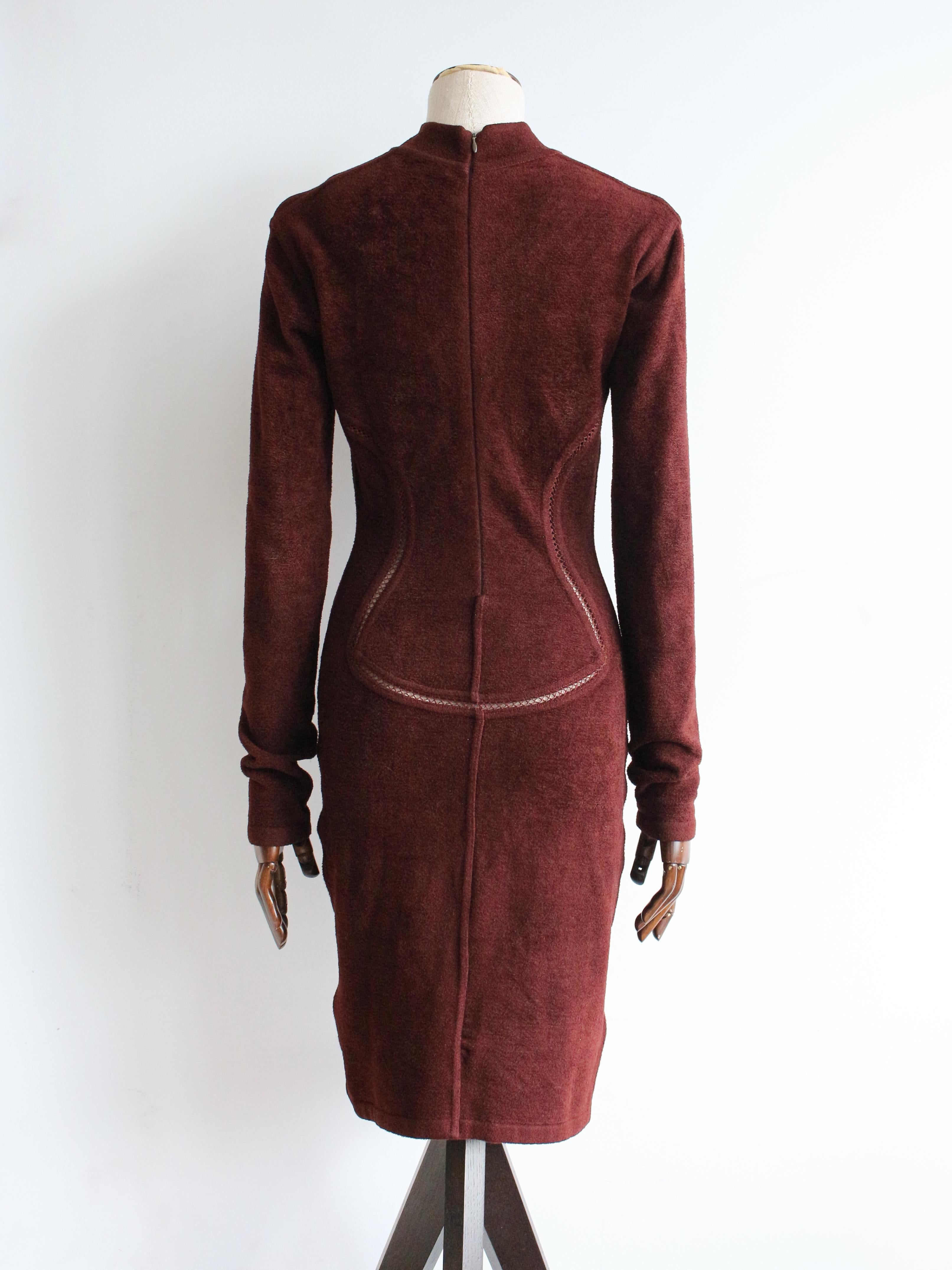 Azzedine Alaïa Herbst/Winter Braunes Kleid aus Chenille-Samt mit offenen Nähten im Angebot 1