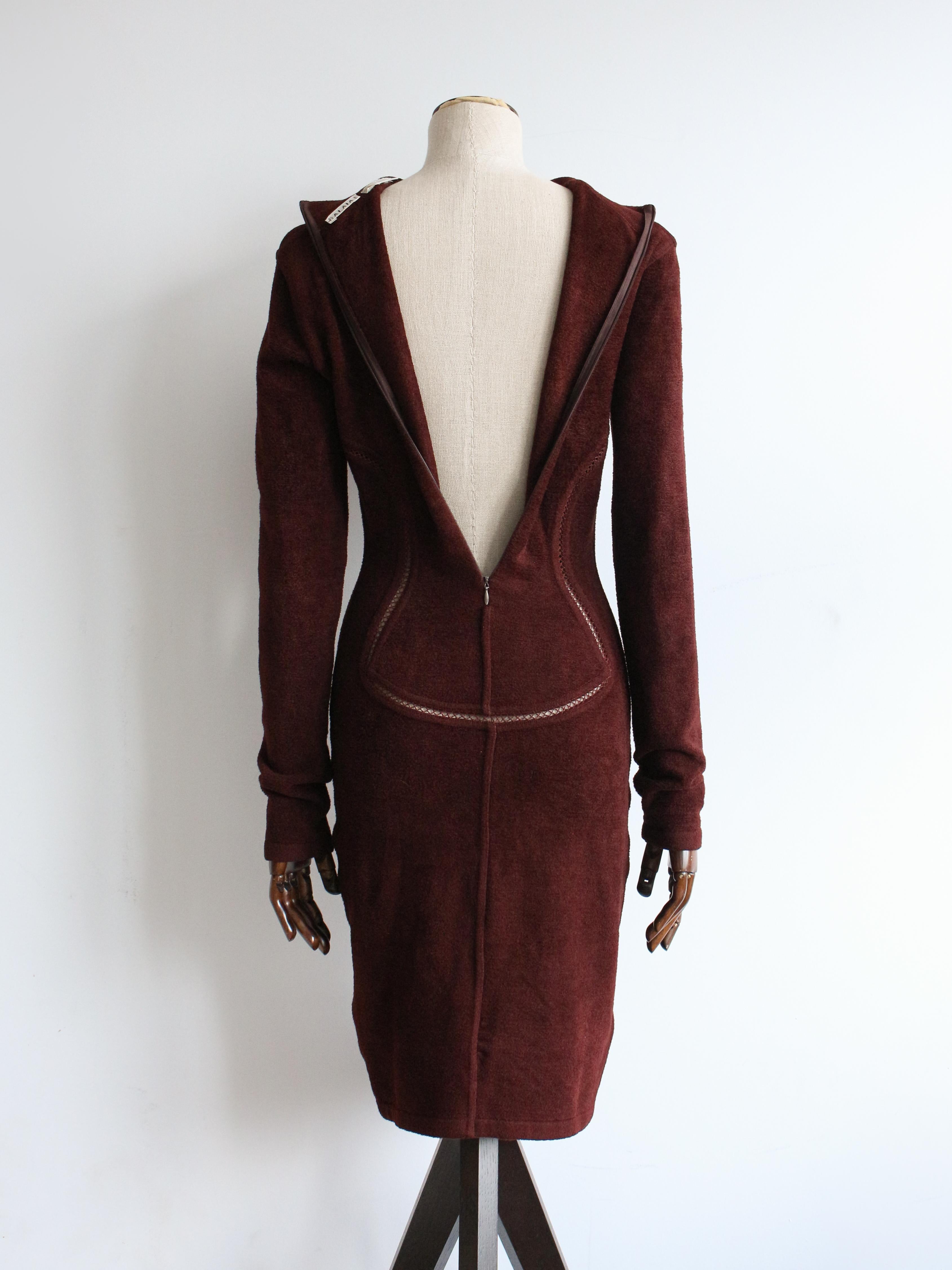 Azzedine Alaïa Herbst/Winter Braunes Kleid aus Chenille-Samt mit offenen Nähten im Angebot 2