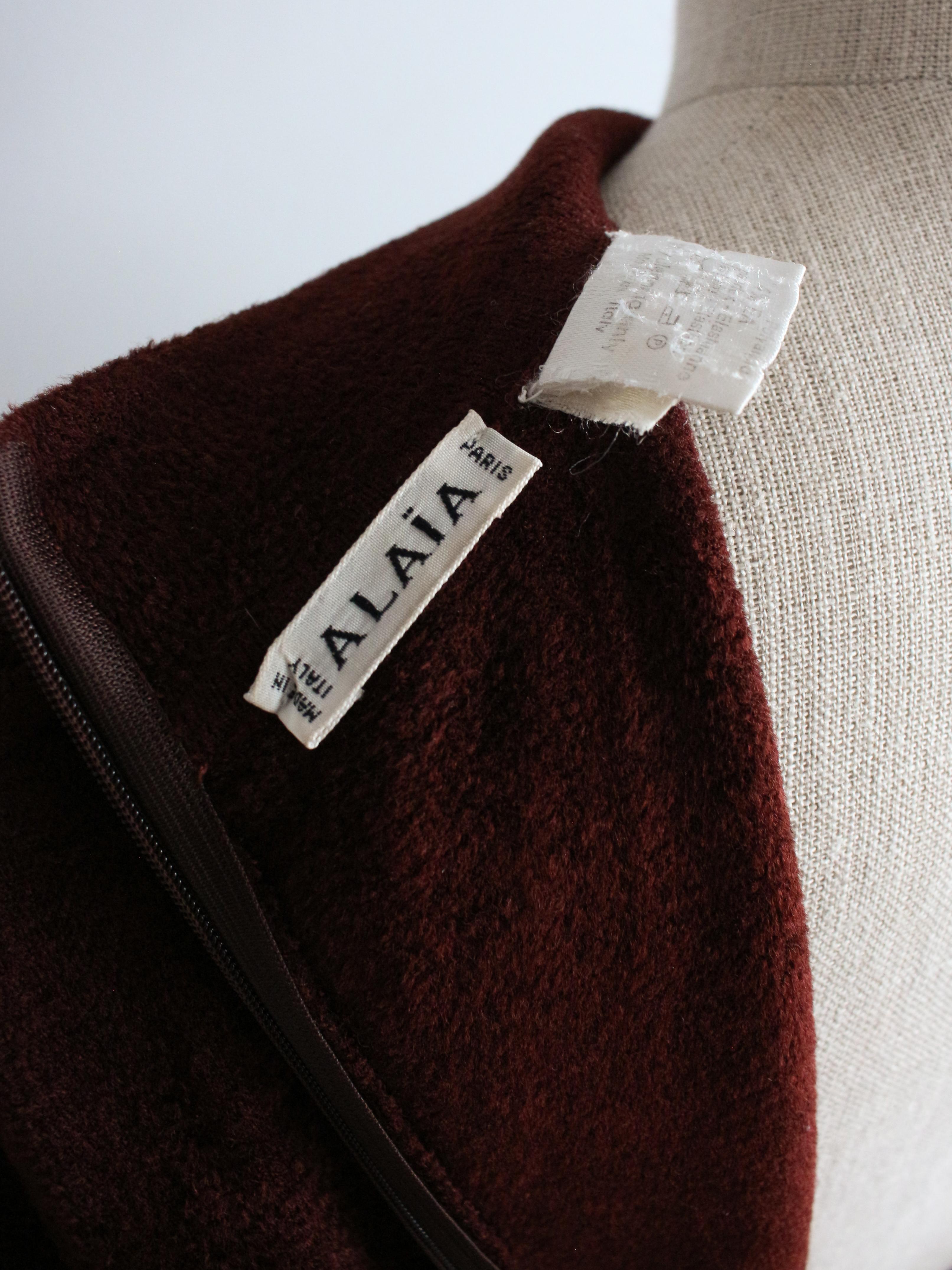 Azzedine Alaïa Herbst/Winter Braunes Kleid aus Chenille-Samt mit offenen Nähten im Angebot 4