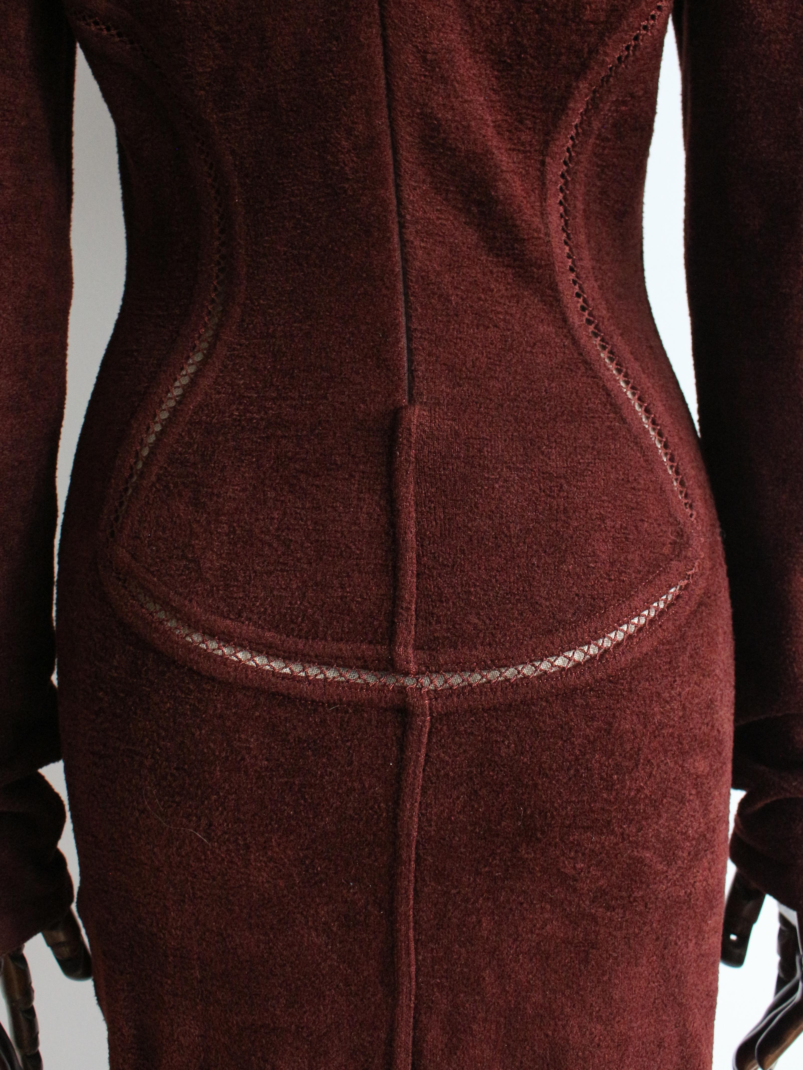Azzedine Alaïa Herbst/Winter Braunes Kleid aus Chenille-Samt mit offenen Nähten im Angebot 5