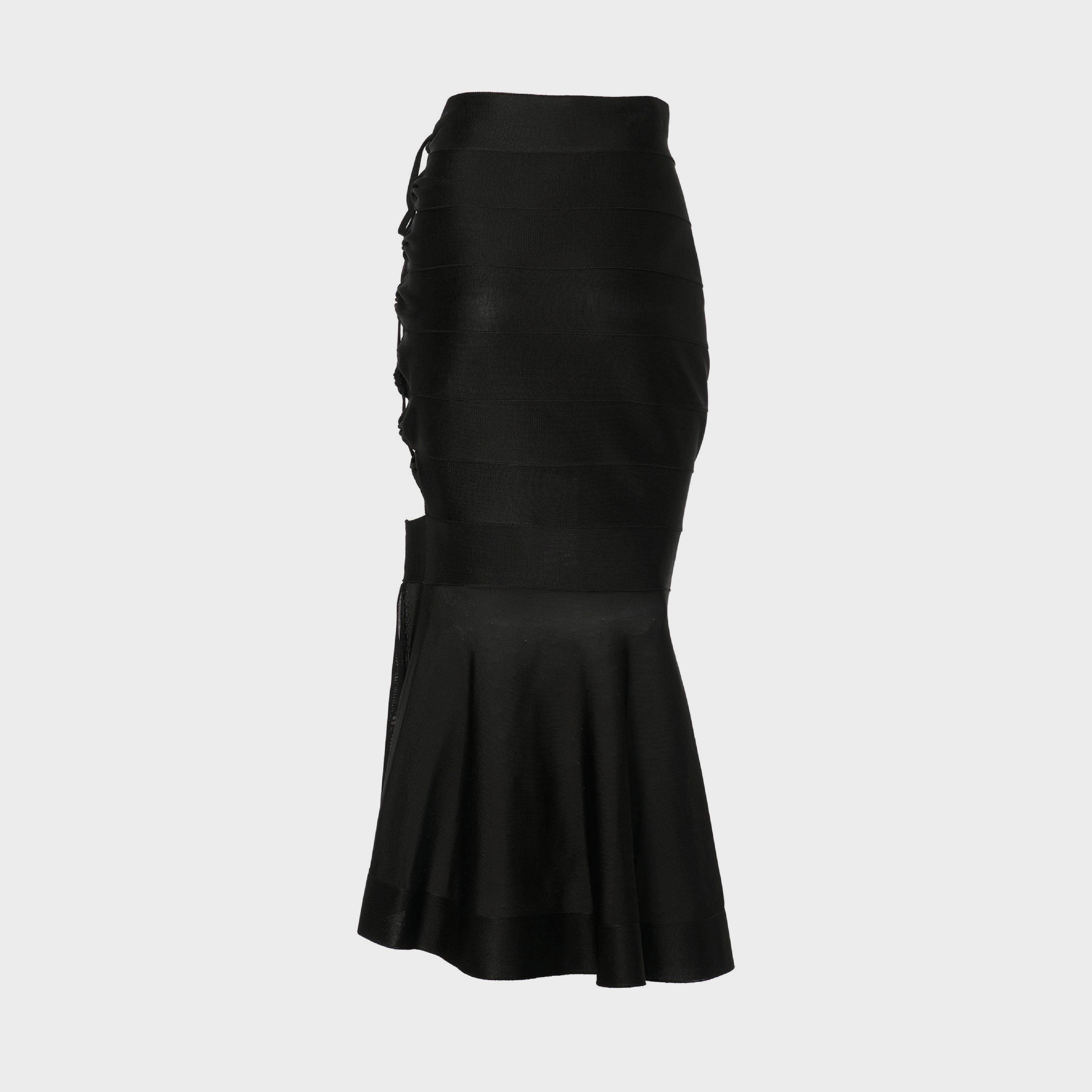 Dalla collezione primavera/estate 1986 di Azzedine Alaïa, questa gonna in maglia nera è un esempio emblematico dell'approccio scultoreo dello stilista alle forme femminili. Realizzato in Italia con pannelli di maglia elasticizzata, abbraccia il