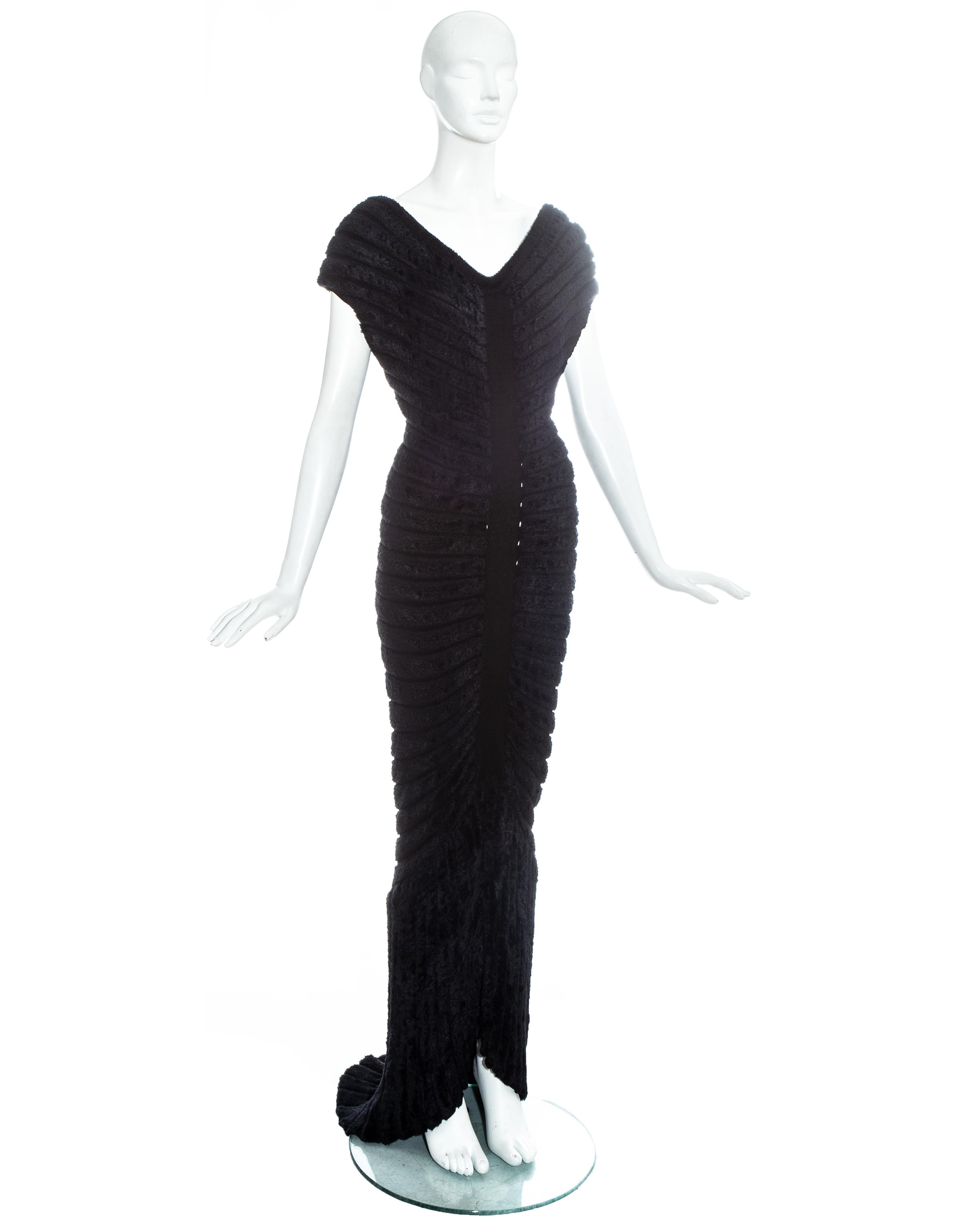 Azzedine Alaïa - Robe de soirée 'Houpette' en maille chenille noire. Conception sculptée épousant la silhouette avec des bandes de chenille concentriques et un ourlet formé.

Printemps-été 1994
