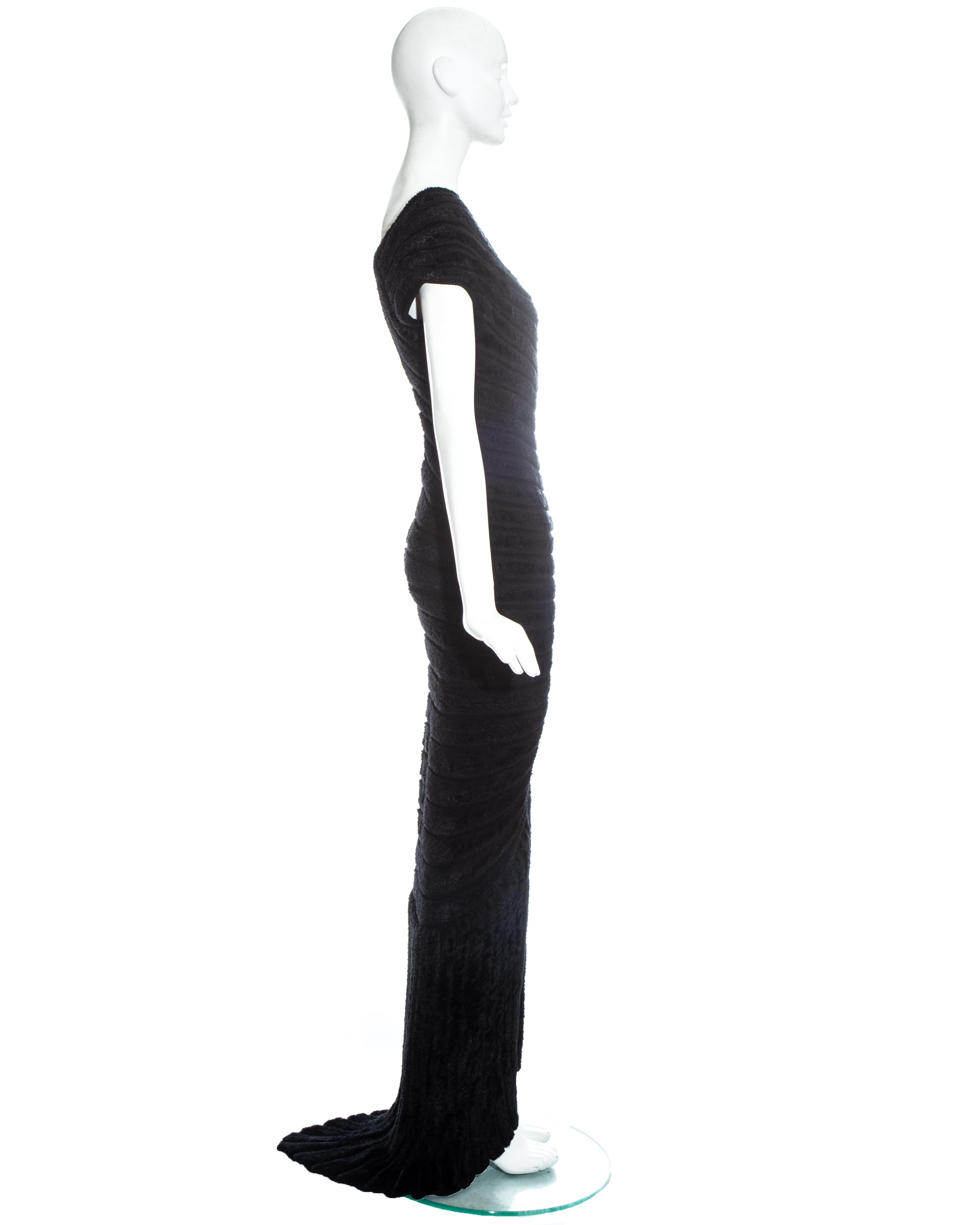 Azzedine Alaia - Robe du soir noire tricotée en chenille avec traîne «houpette », ss 1994 en vente 2