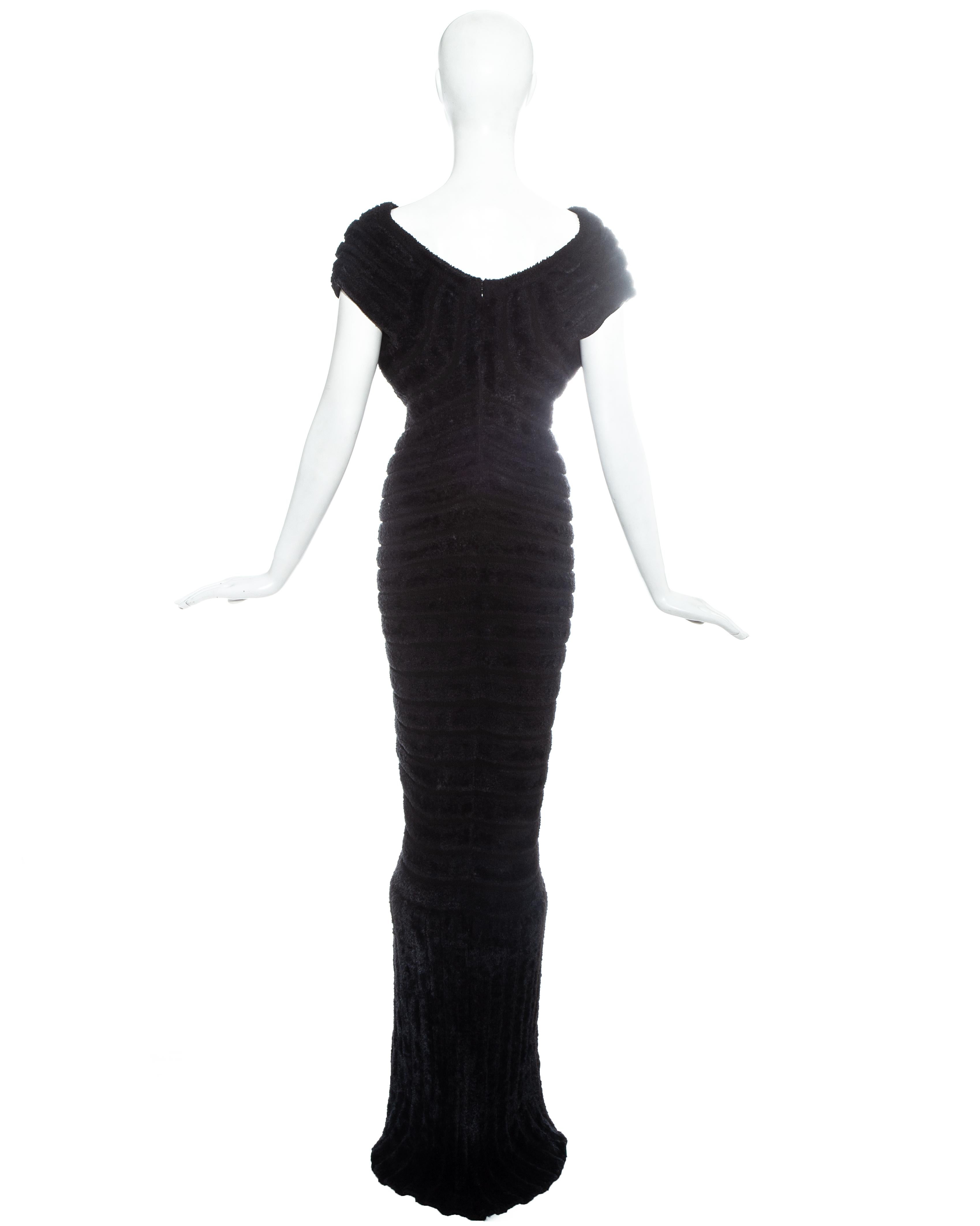 Azzedine Alaia - Robe du soir noire tricotée en chenille avec traîne «houpette », ss 1994 en vente 3