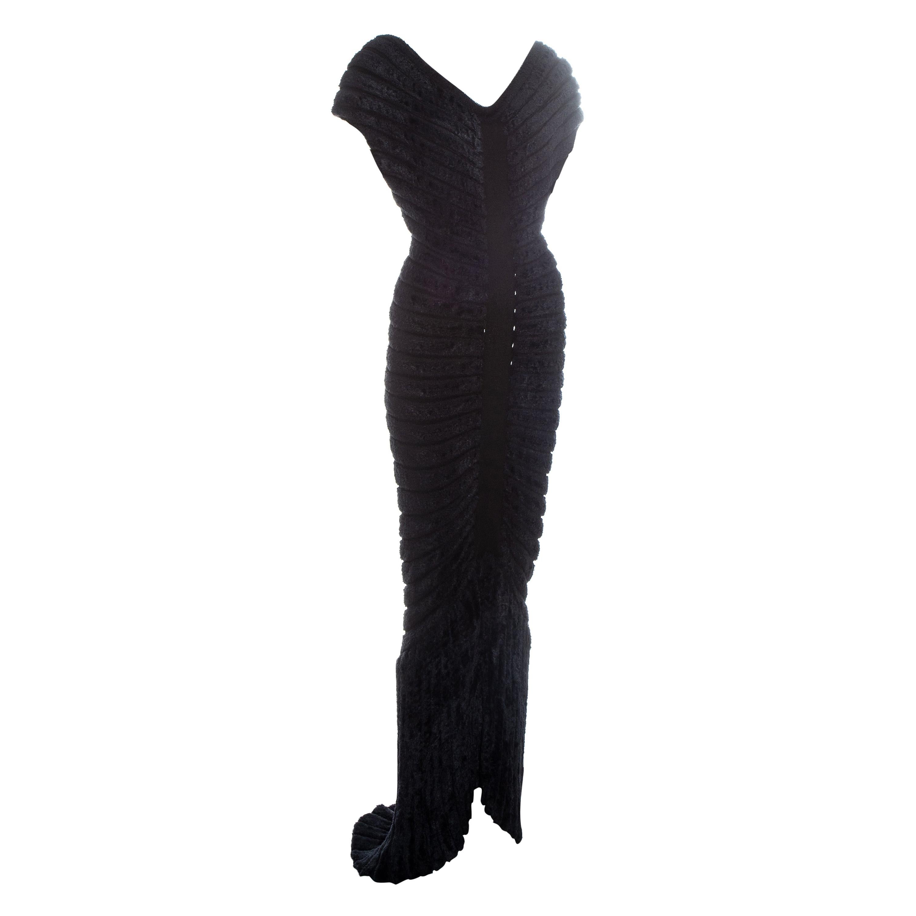 Azzedine Alaia - Robe du soir noire tricotée en chenille avec traîne «houpette », ss 1994 en vente