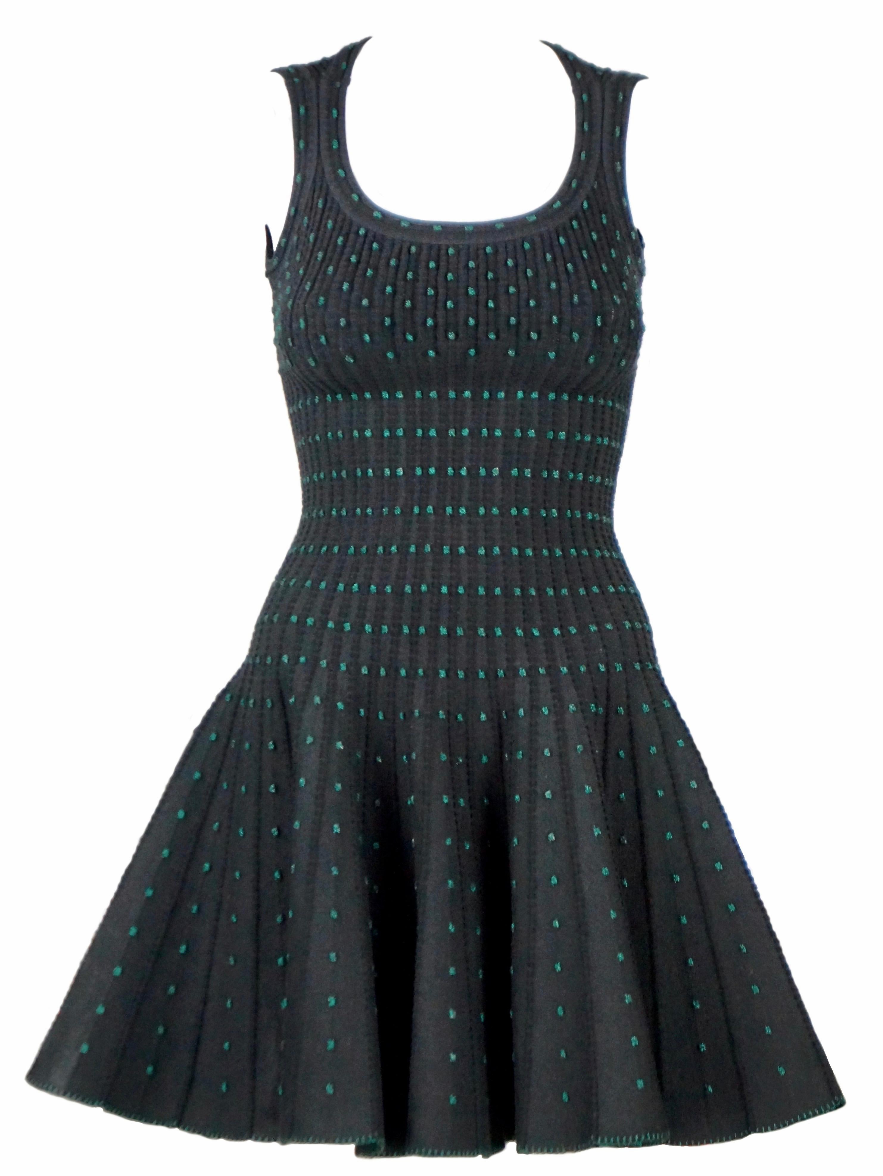 AZZEDINE ALAÏA PARIS
black dress with green polka dots - sleeveless
very snug
zip on the back
size FR 36
Made in Italy
50% wool 25% viscose 15% polyamide 10% polyester
Flat measures:
length cm. 85
waist cm. 26
Excellent condition