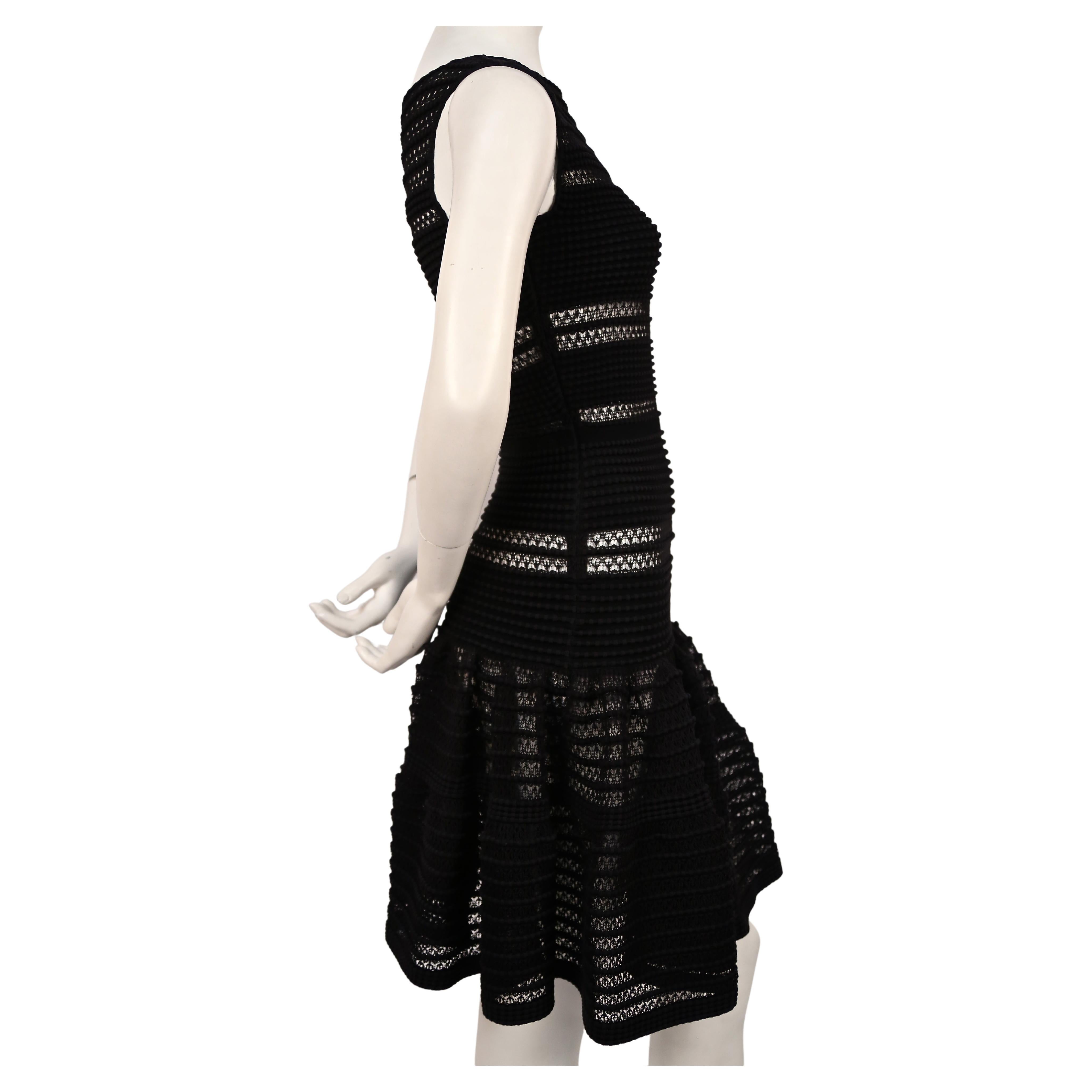 Très rare, robe noire en tricot de dentelle d'Azzedine Alaia datant d'environ 2010 . Labellisée taille S. Mesures approximatives (sans étirement) : buste 30
