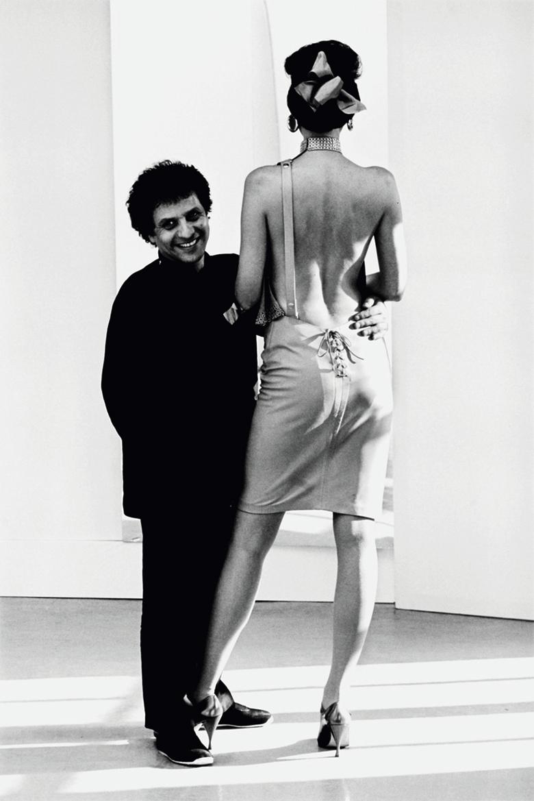 Azzedine Alaia - Robe en cuir noir ornée d'œillets, printemps-été 1981 Excellent état - En vente à London, GB