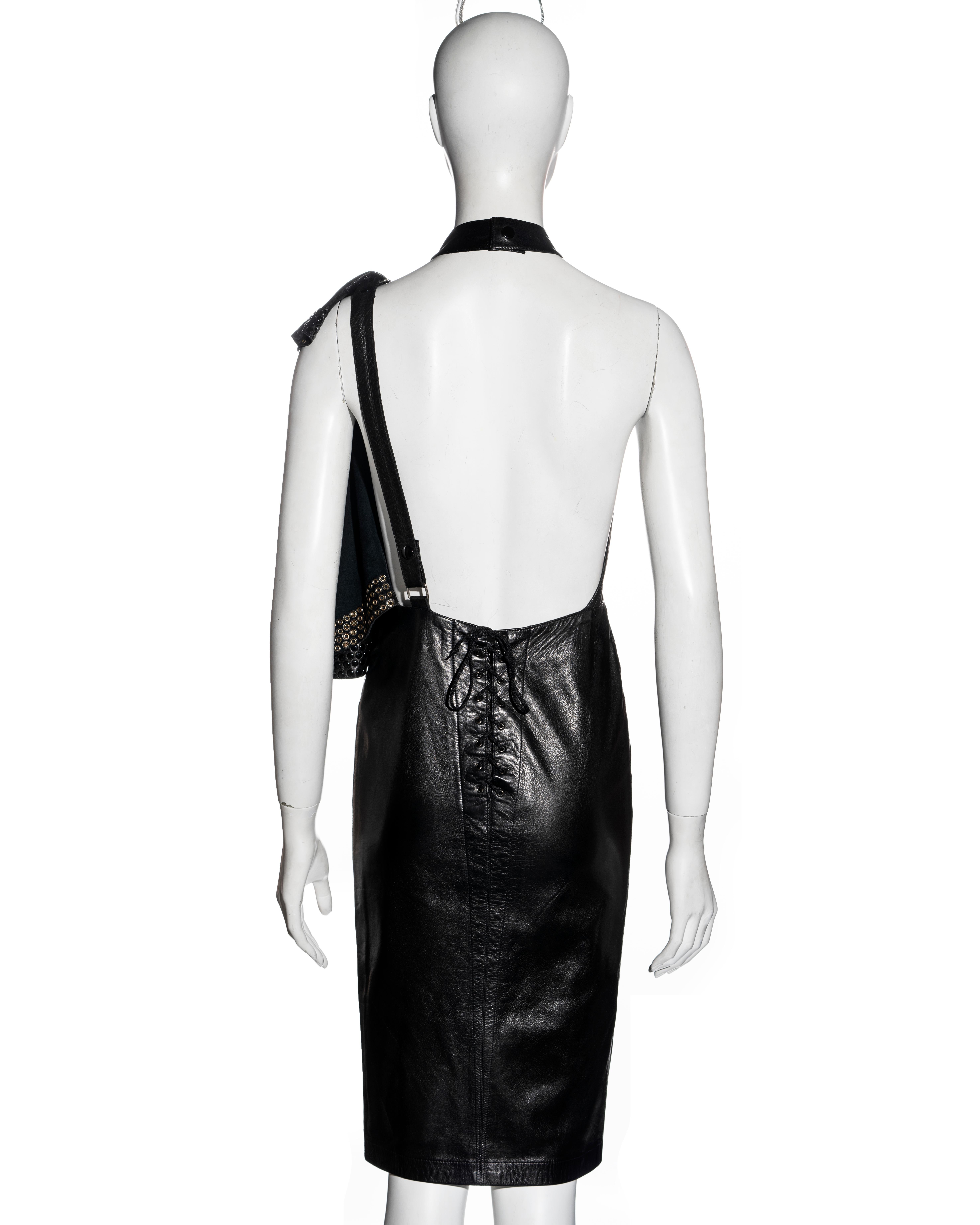 Azzedine Alaia - Robe en cuir noir ornée d'œillets, printemps-été 1981 Pour femmes en vente