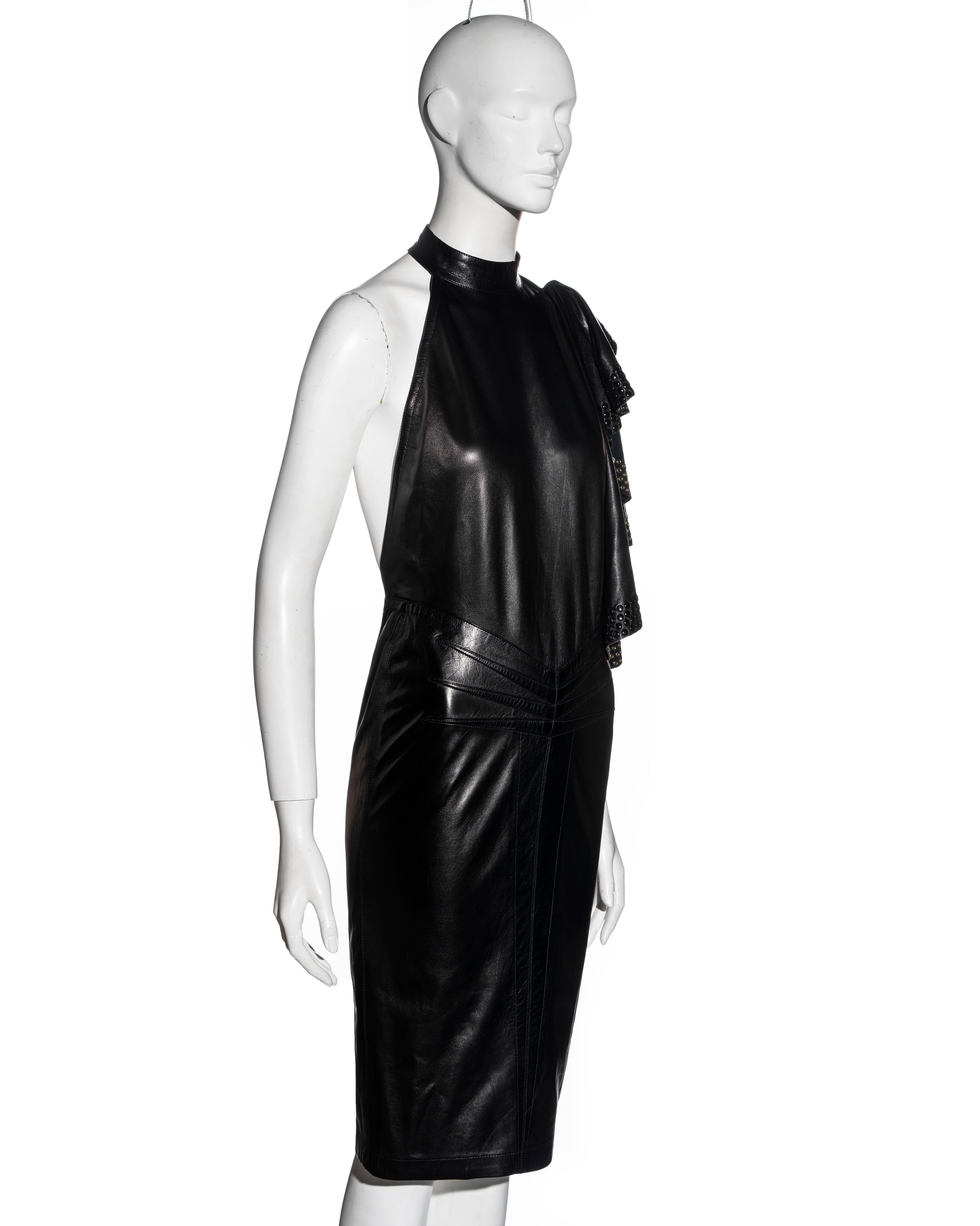 Azzedine Alaia - Robe en cuir noir ornée d'œillets, printemps-été 1981 en vente 2