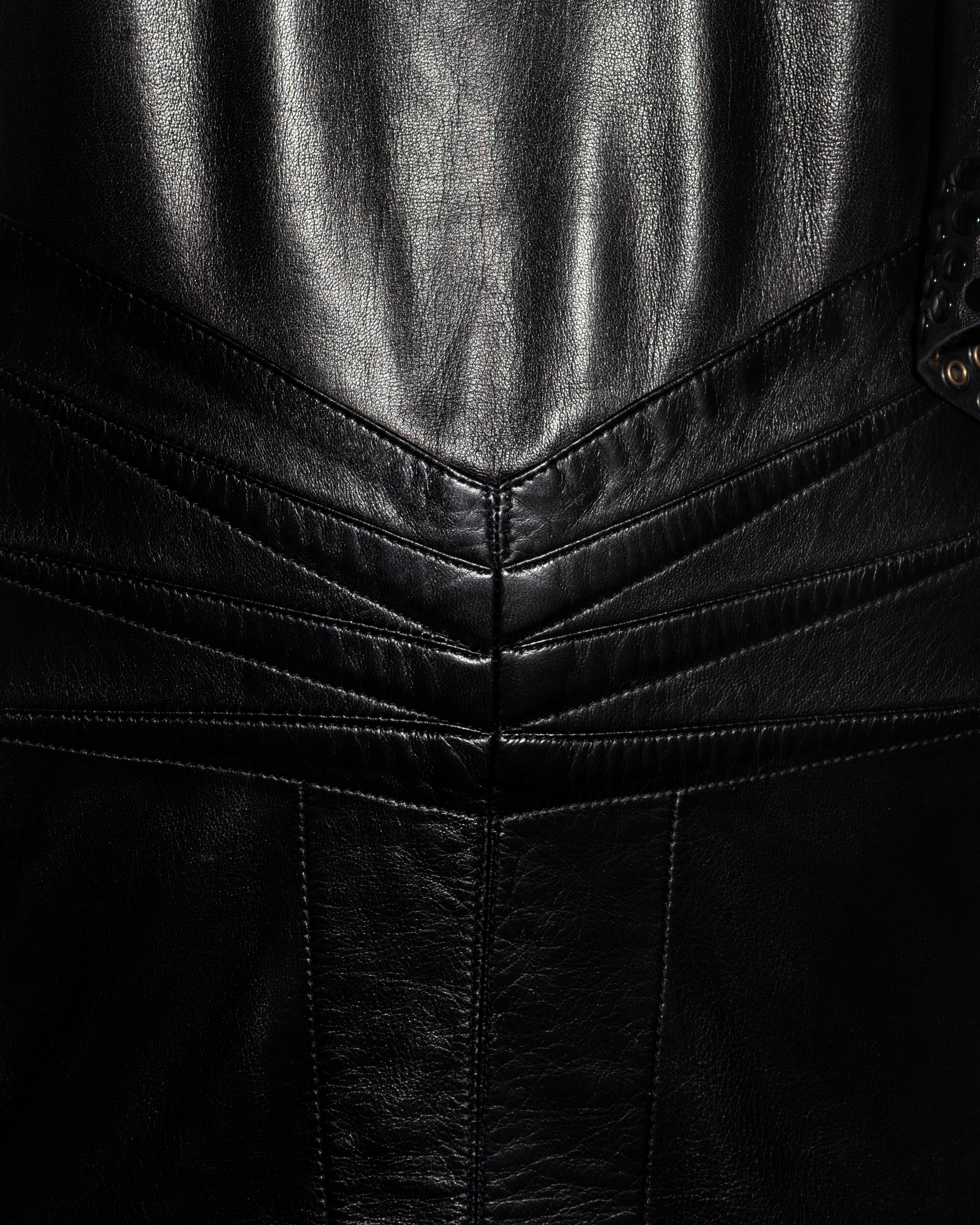 Azzedine Alaia - Robe en cuir noir ornée d'œillets, printemps-été 1981 en vente 4
