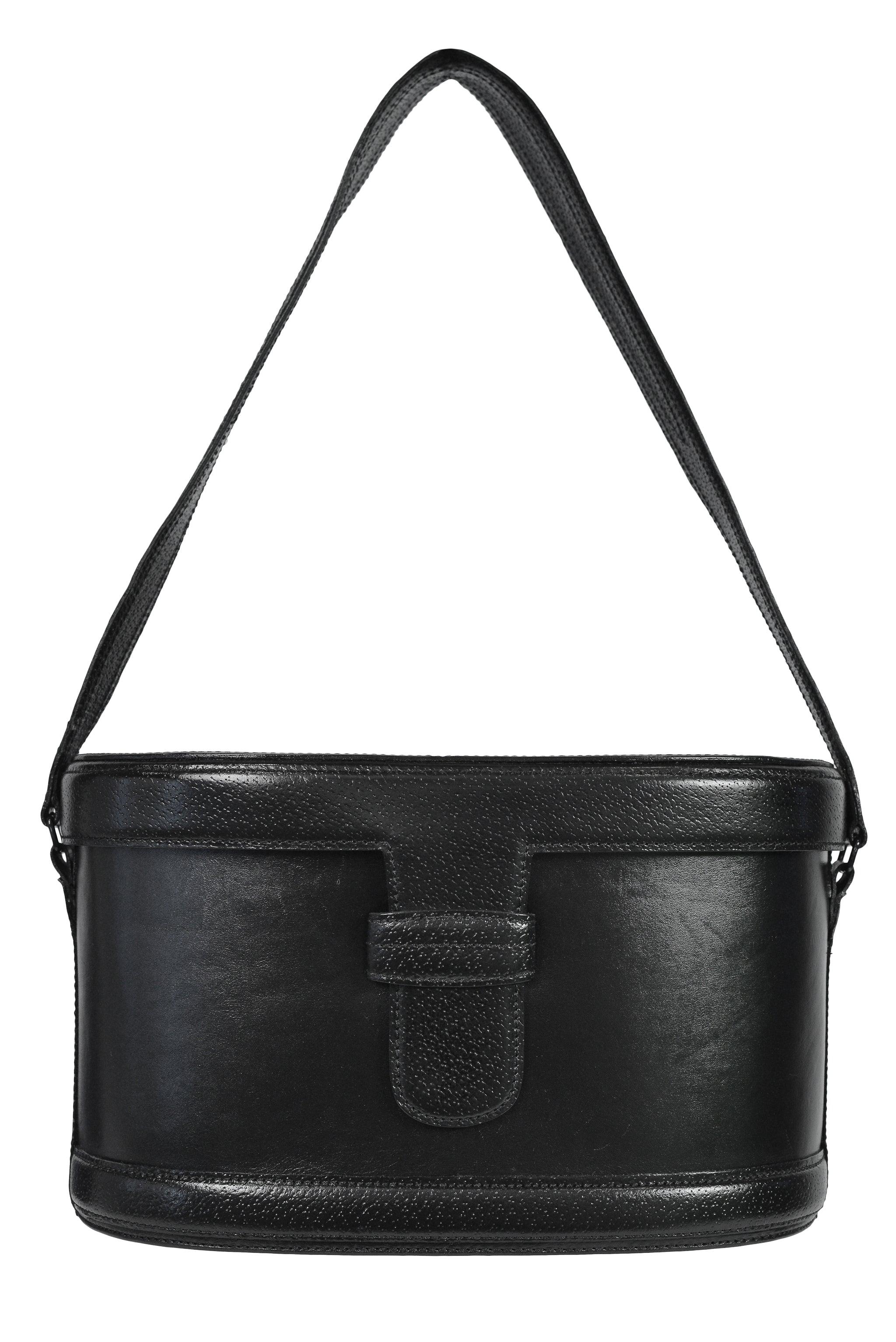 Resurrection Vintage is excited to offer a vintage Alaia black pebble leather hard box bag featuring a tongue flap closure, shoulder strap, and hard box interior. 

Alaia Label
Medium Size Bag
Measurements: Height 7.5