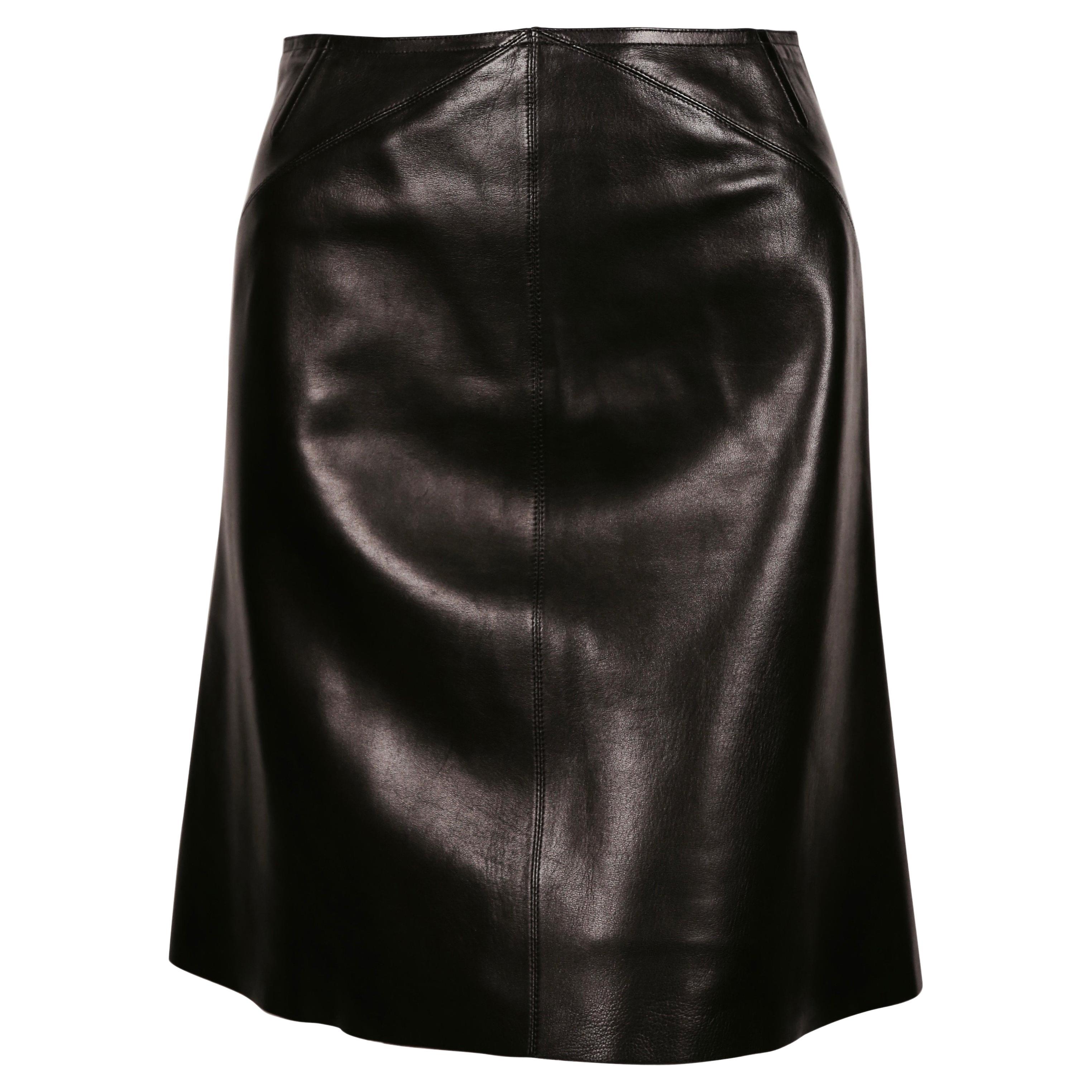 Jupe Azzedine Alaia en cuir noir avec ourlet plissé en vente