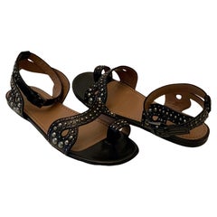 Azzedine Alaa Schwarze flache Sandalen aus Leder mit Nieten