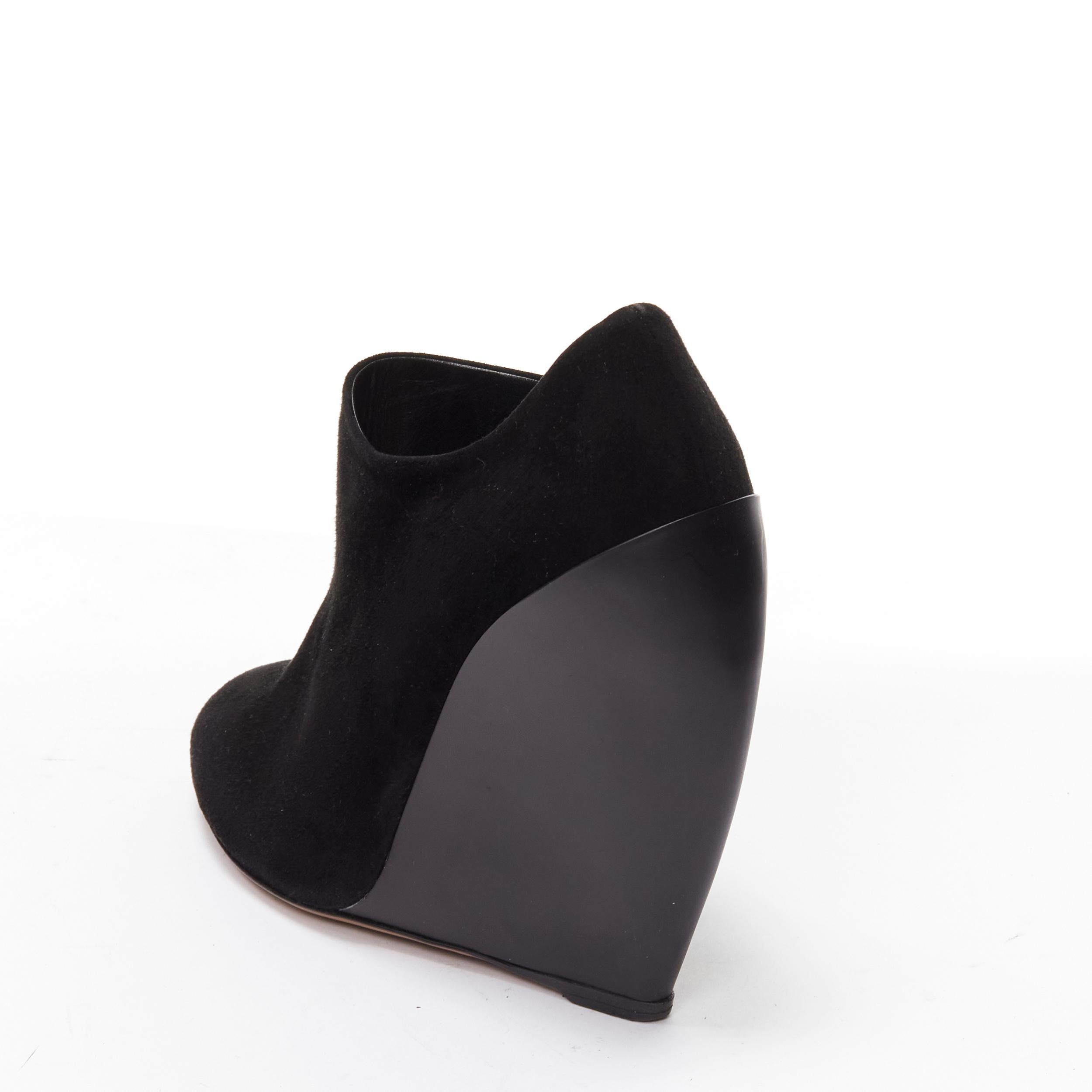 AZZEDINE ALAIA black suede curved wedge round toe ankle bootie EU37
Reference: LNKO/A02105
Brand: Alaia
Designer: Azzedine Alaia
Material: Suede
Color: Black
Pattern: Solid
Closure: Zip
Lining: Leather
Extra Details: Zip with ALAIA logo on the inner