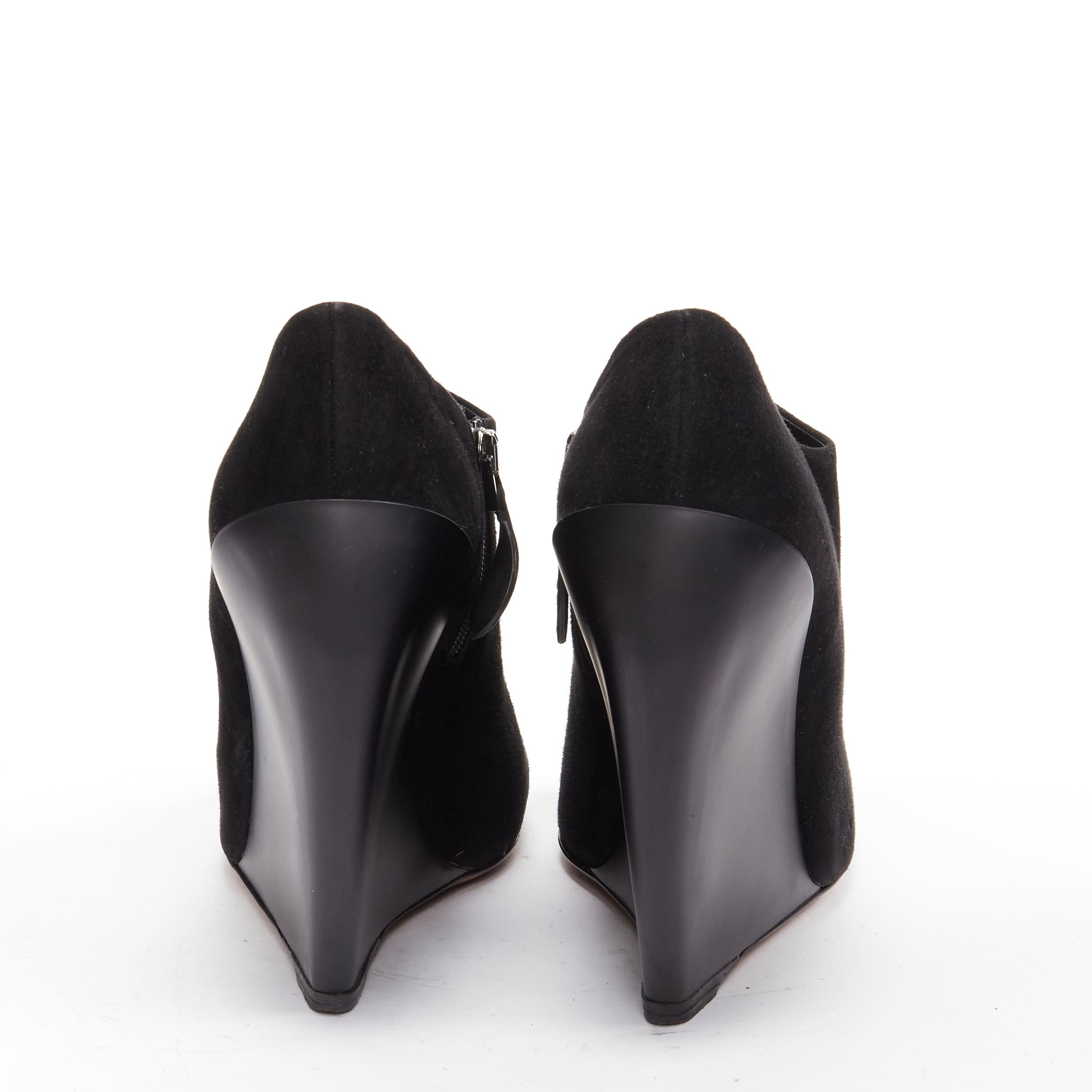 AZZEDINE ALAIA in camoscio nero con zeppa curva e punta tonda EU37 in vendita 1