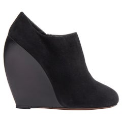 AZZEDINE ALAIA Schwarzer Stiefeletten aus geschwungenem Wildleder mit rundem Keil EU37