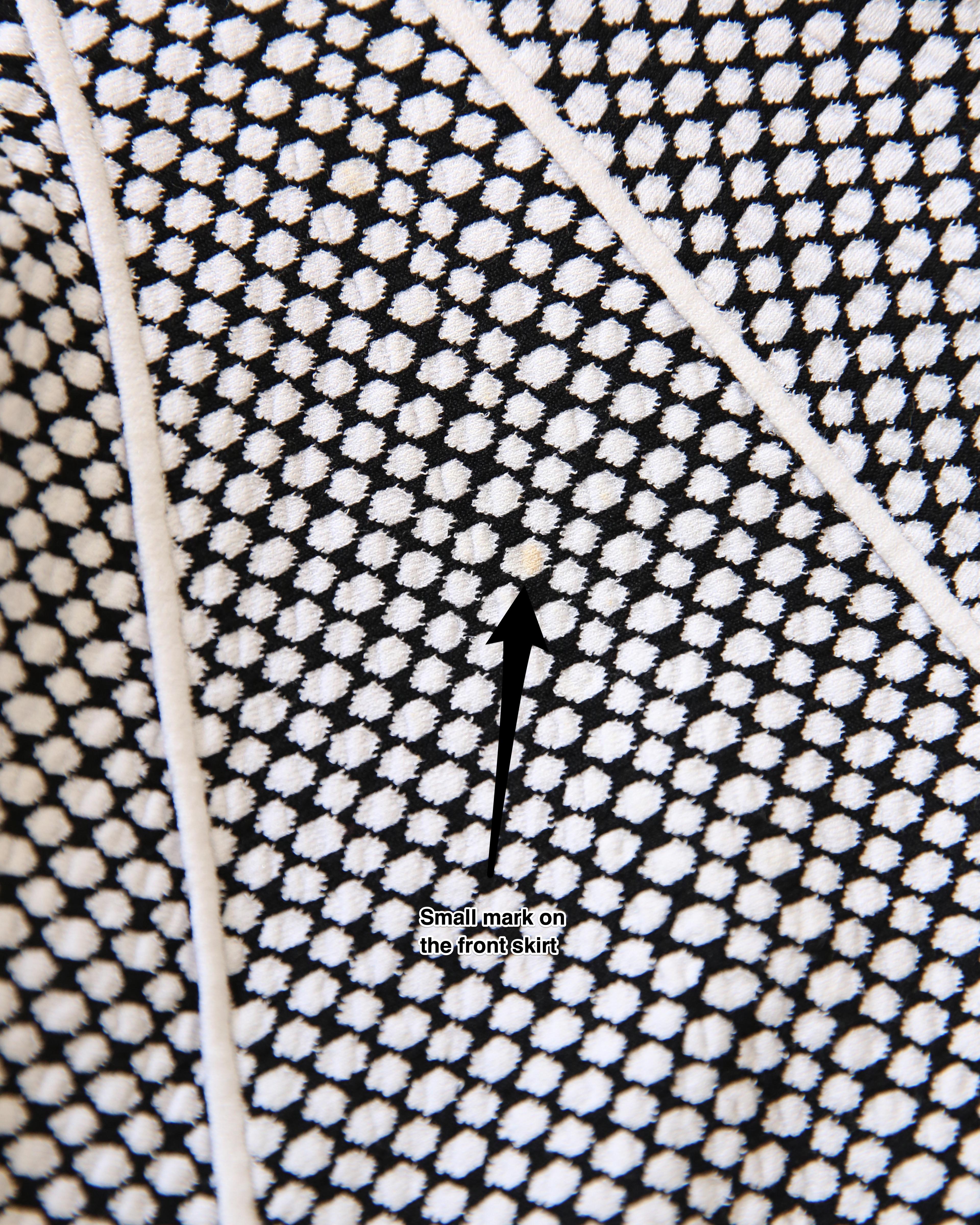 Azzedine Alaia schwarz-weiß gepunktetes ärmelloses Babydoll-Minikleid mit Tupfen FR 36 im Angebot 14