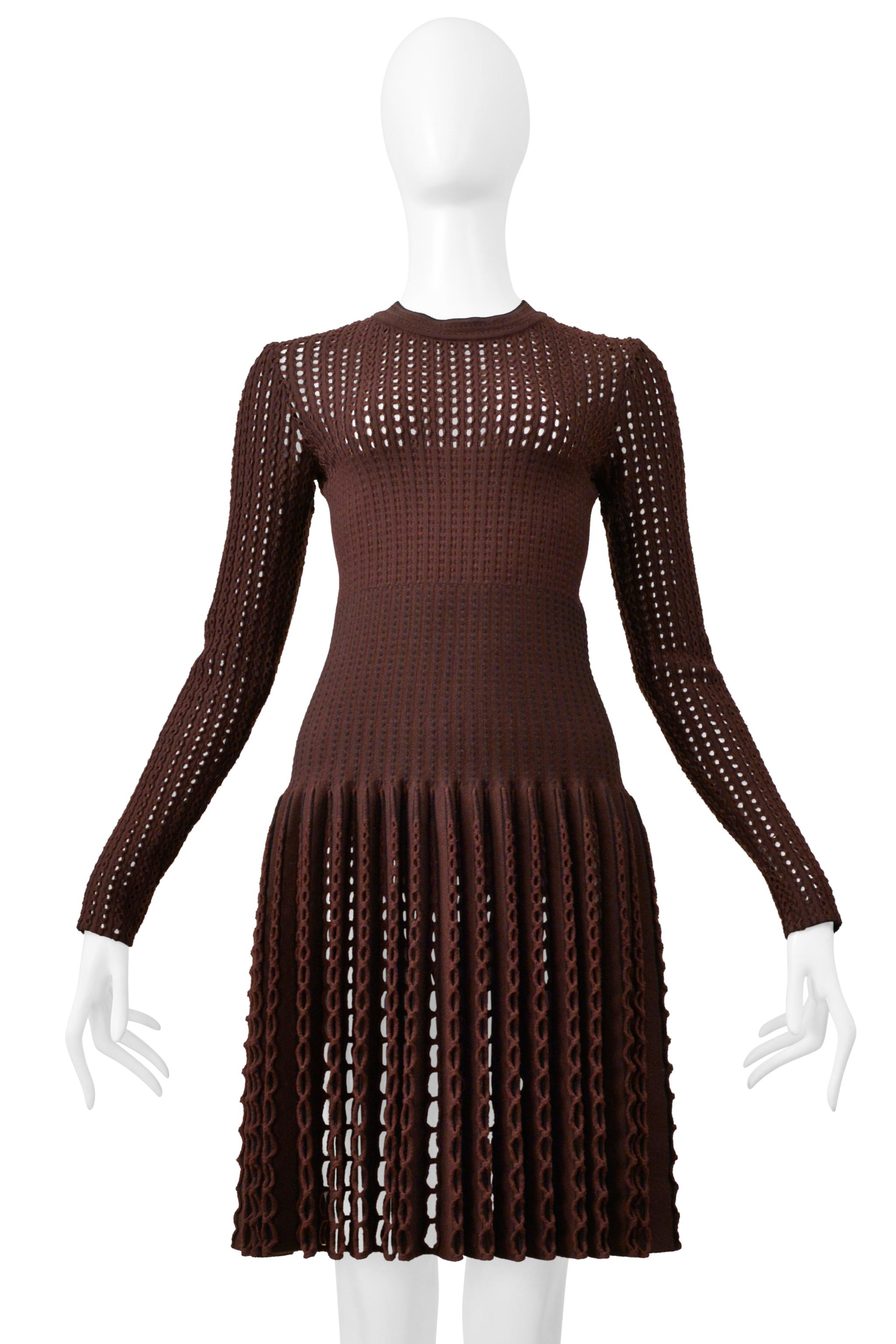 Resurrection Vintage è lieta di offrire un abito vintage Azzedine Alaia marrone in maglia fantasia tagliata al laser con collo alto, busto aderente, maniche lunghe, gonna a pieghe con ritagli al laser e cerniera al centro della schiena. 

Etichetta