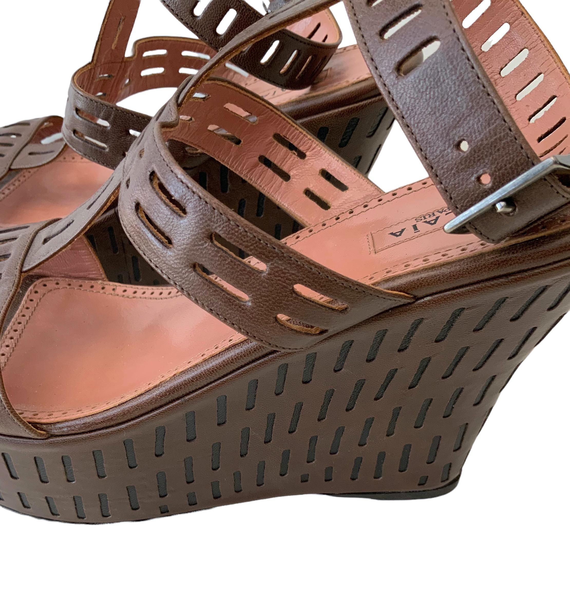 Beautiful wedge platform sandals from the Alaïa Runway collection.
Pre-owned but new, they feature leather cut-out straps / T-Ankle strap and leather cut-out design on paltform.
A must for this summer !

Material: Leather
Color: Brown
Sole: Black