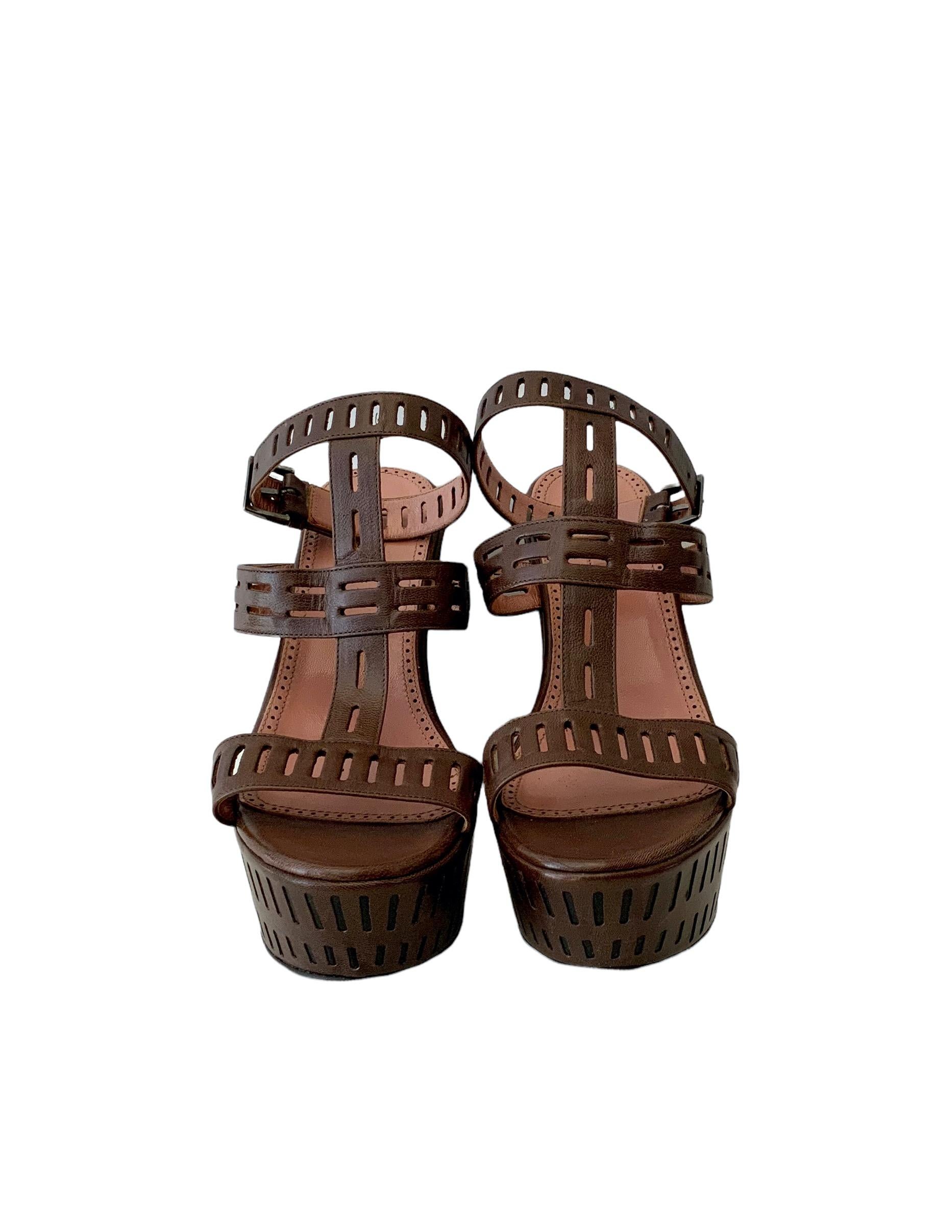 Sandales compensées Azzedine Alaa en cuir marron à plateforme Excellent état - En vente à Geneva, CH