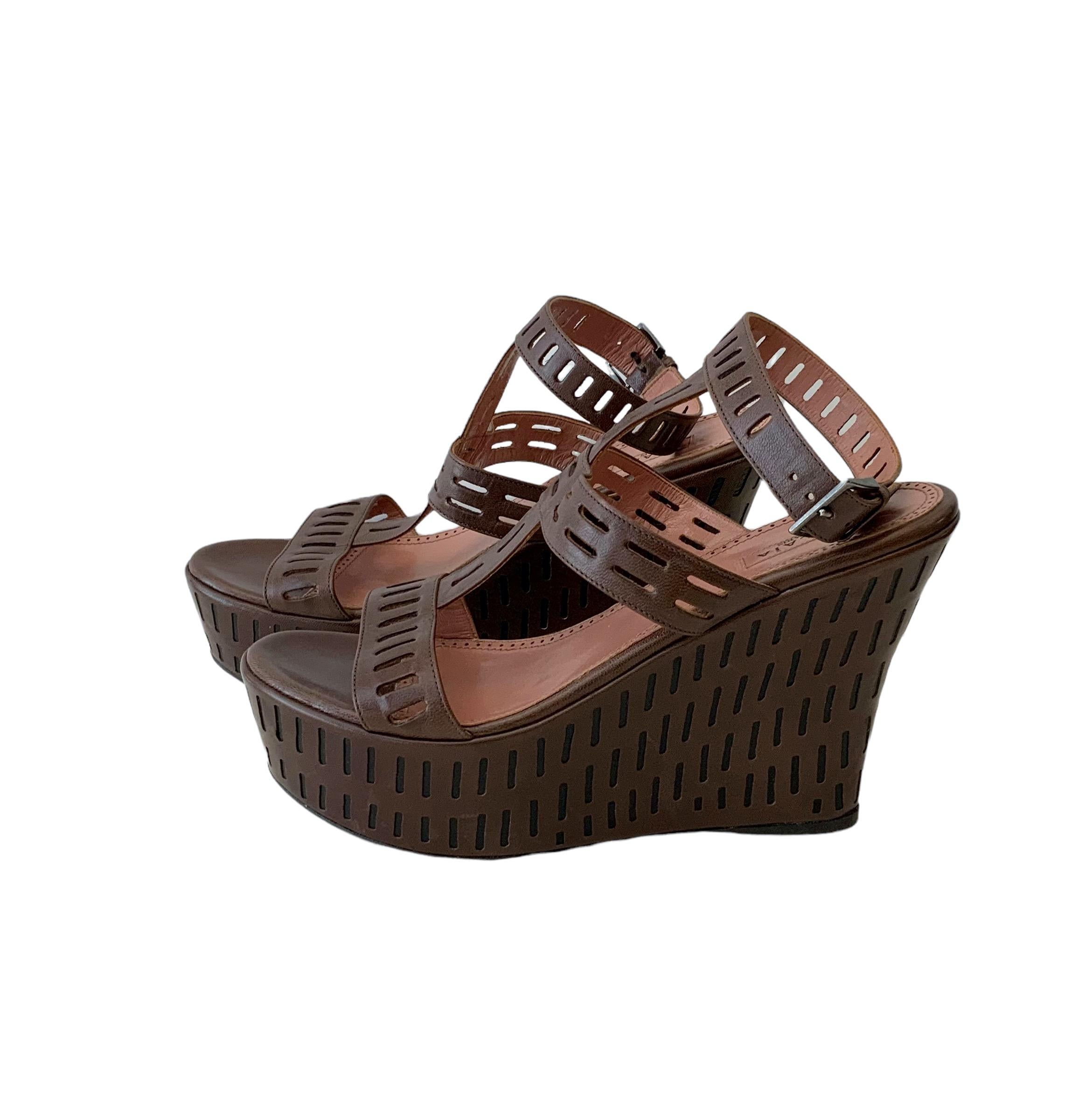 Sandales compensées Azzedine Alaa en cuir marron à plateforme Pour femmes en vente