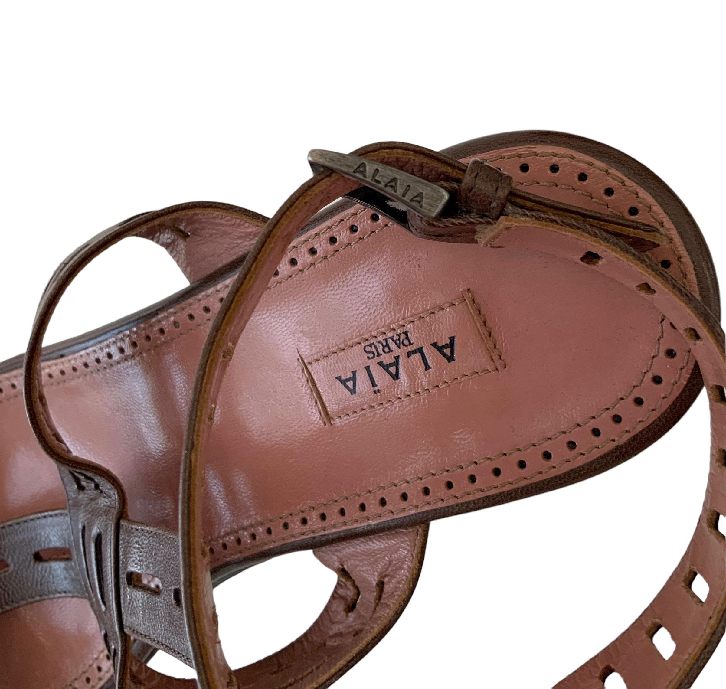 Sandales compensées Azzedine Alaa en cuir marron à plateforme en vente 1