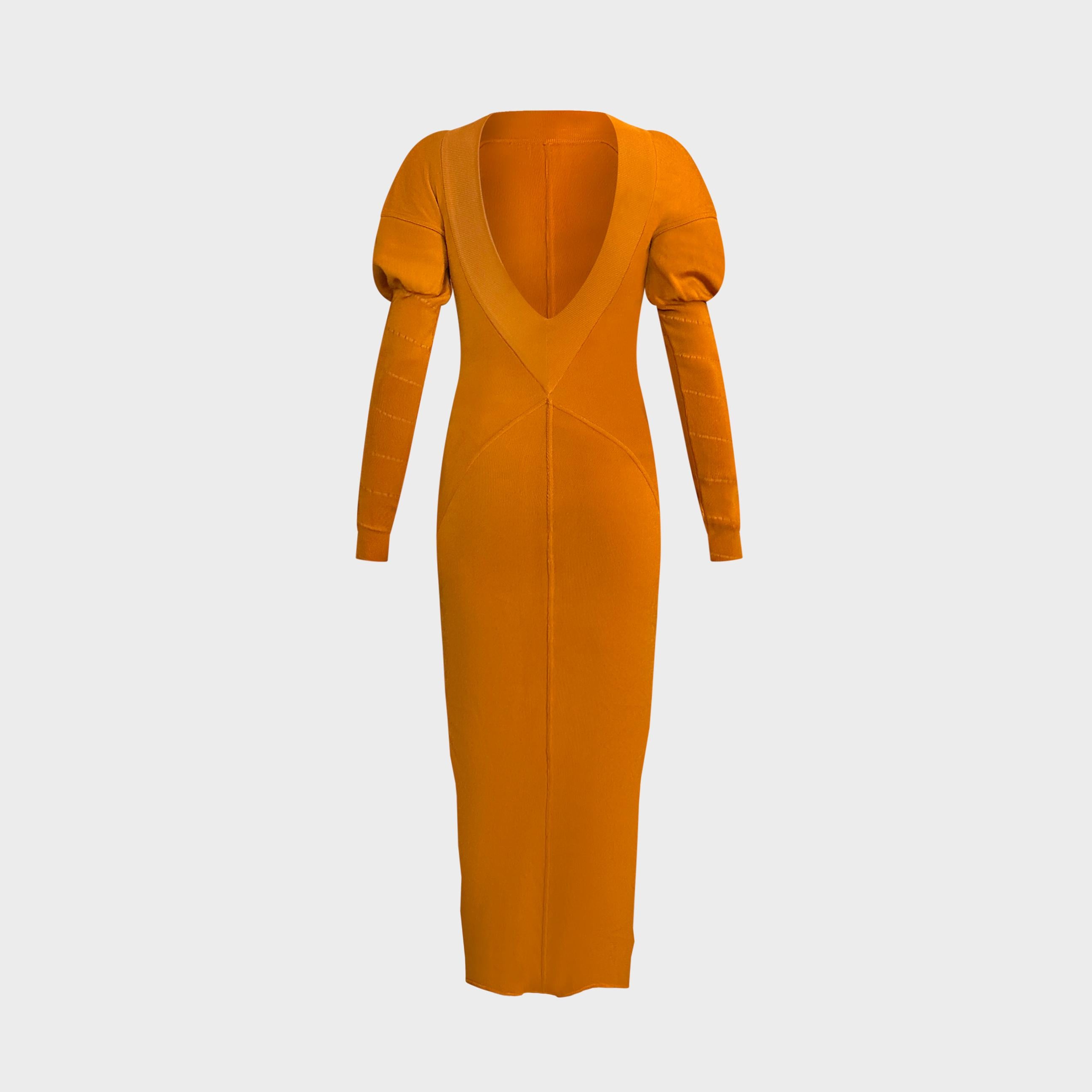 Issue de la collection emblématique automne/hiver 1989 d'Azzedine Alaïa, Look 16, cette longue robe en maille côtelée orange brûlé illustre la sensualité sculpturale qui a défini l'esthétique du créateur. Confectionnée en France en pure laine