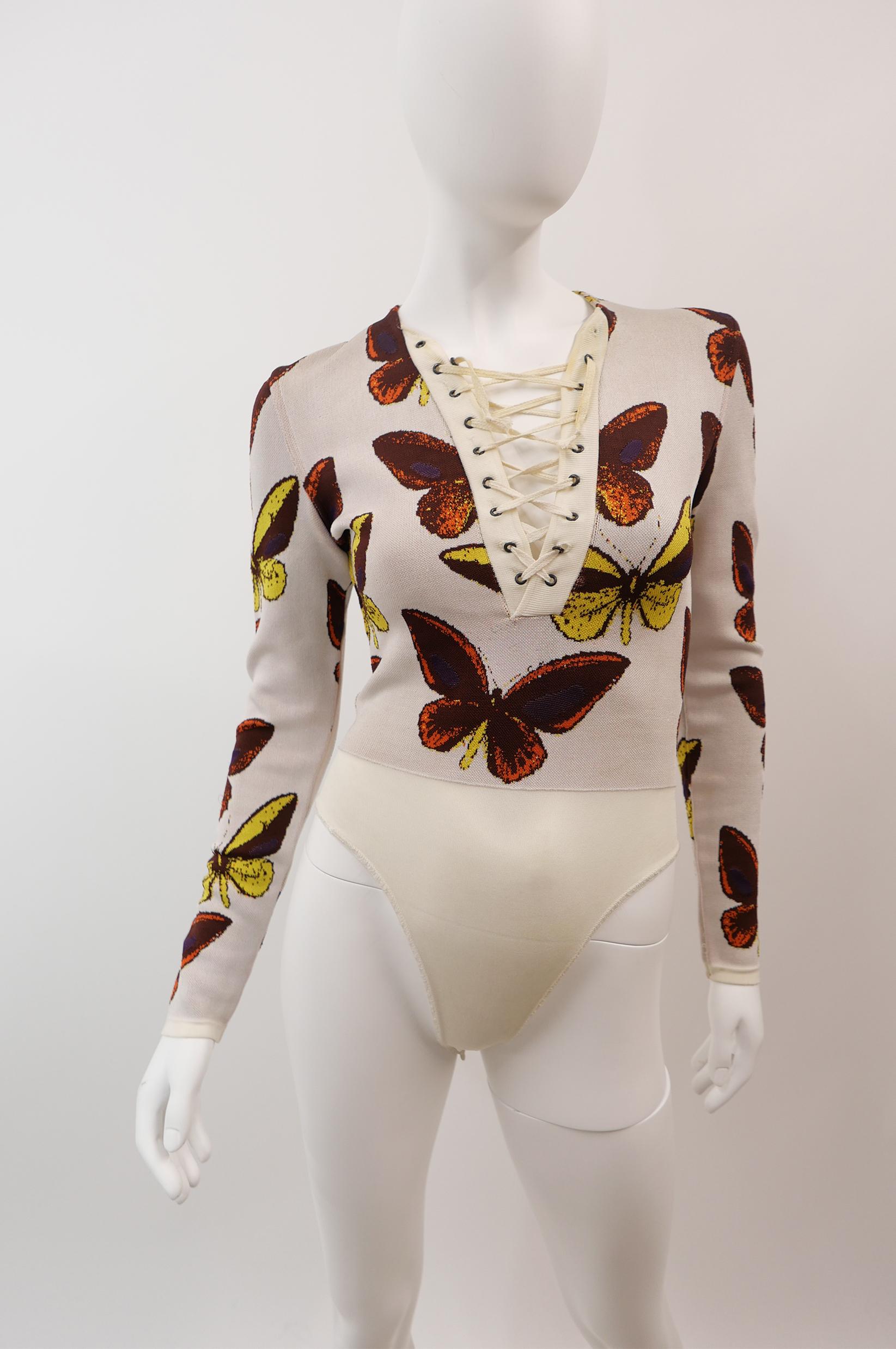 Azzedine Alaia A/I 1991 Set due pezzi Iconic Butterfly, body e leggings.   Rarissimi pezzi a farfalla in maglia intrecciata di Azzedine Alaia con opere d'arte disegnate da Thierry Perez. 
Taglia etichettata M
(I leggings corrispondono alla taglia,