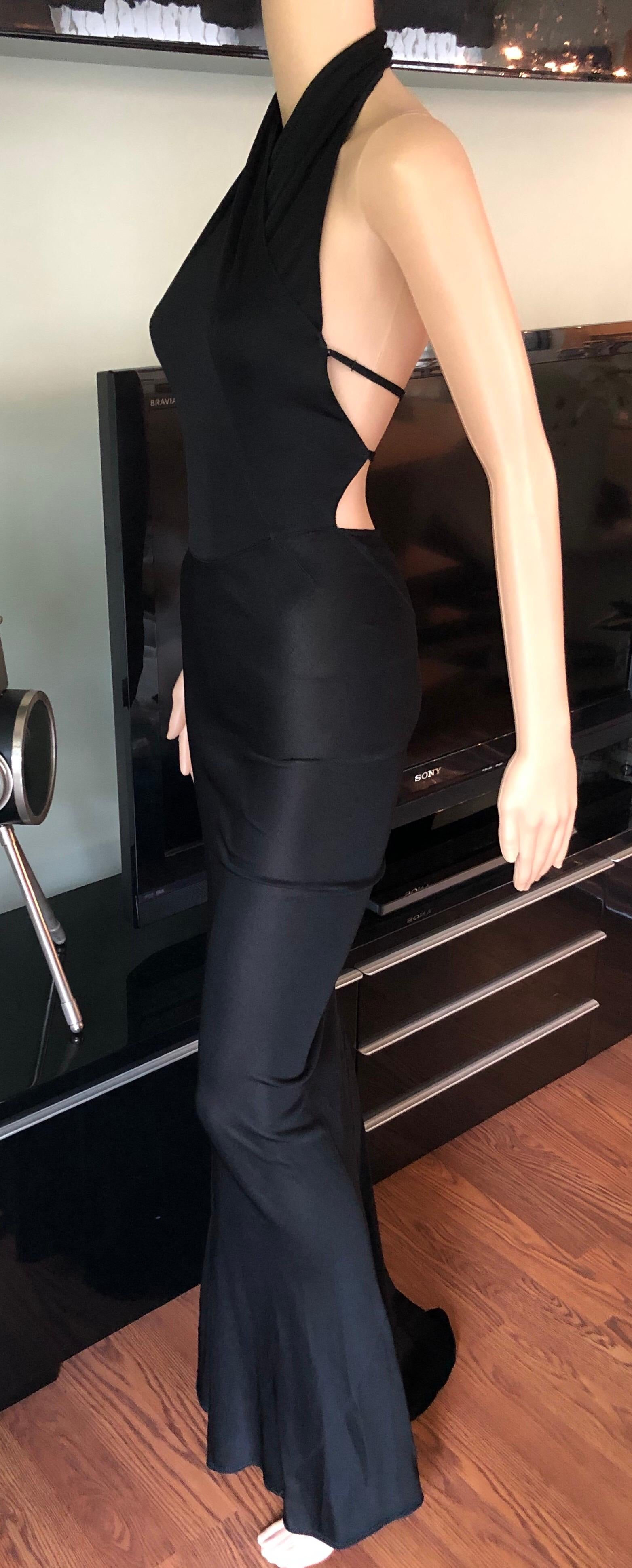 Azzedine Alaïa 2001 Vintage Halter Rückenfrei Schwarz Kleid Maxikleid Größe XS

Schwarzes Maxikleid von Alaïa mit folgenden Eigenschaften: Neckholder-Ausschnitt, offener Rücken, ausgestellter Saum mit Schleppe und verdeckter Reißverschluss an der