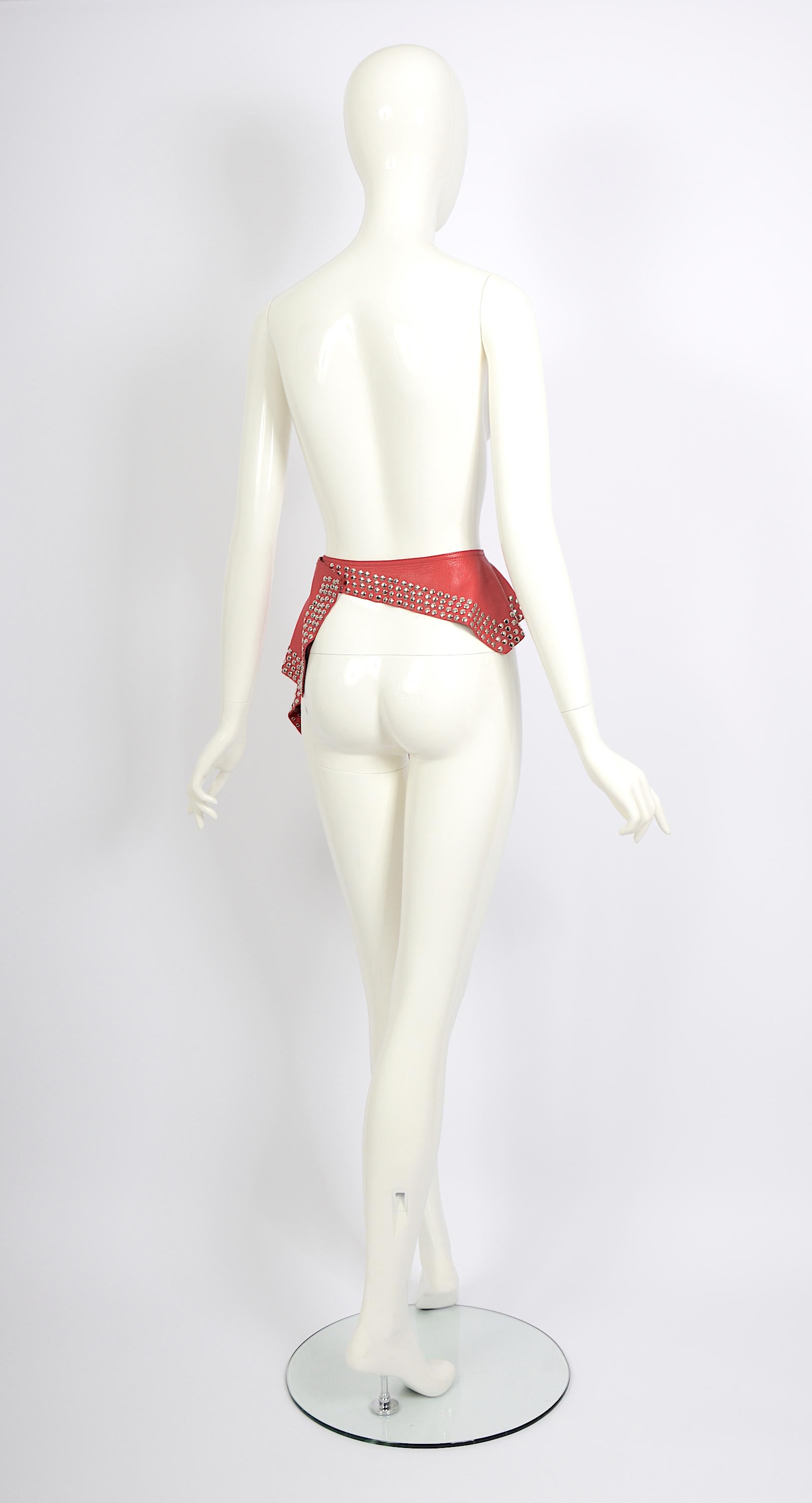 Azzedine Alaia circa 1981 collectionneurs Studded embellished red leather belt skirt en vente 2