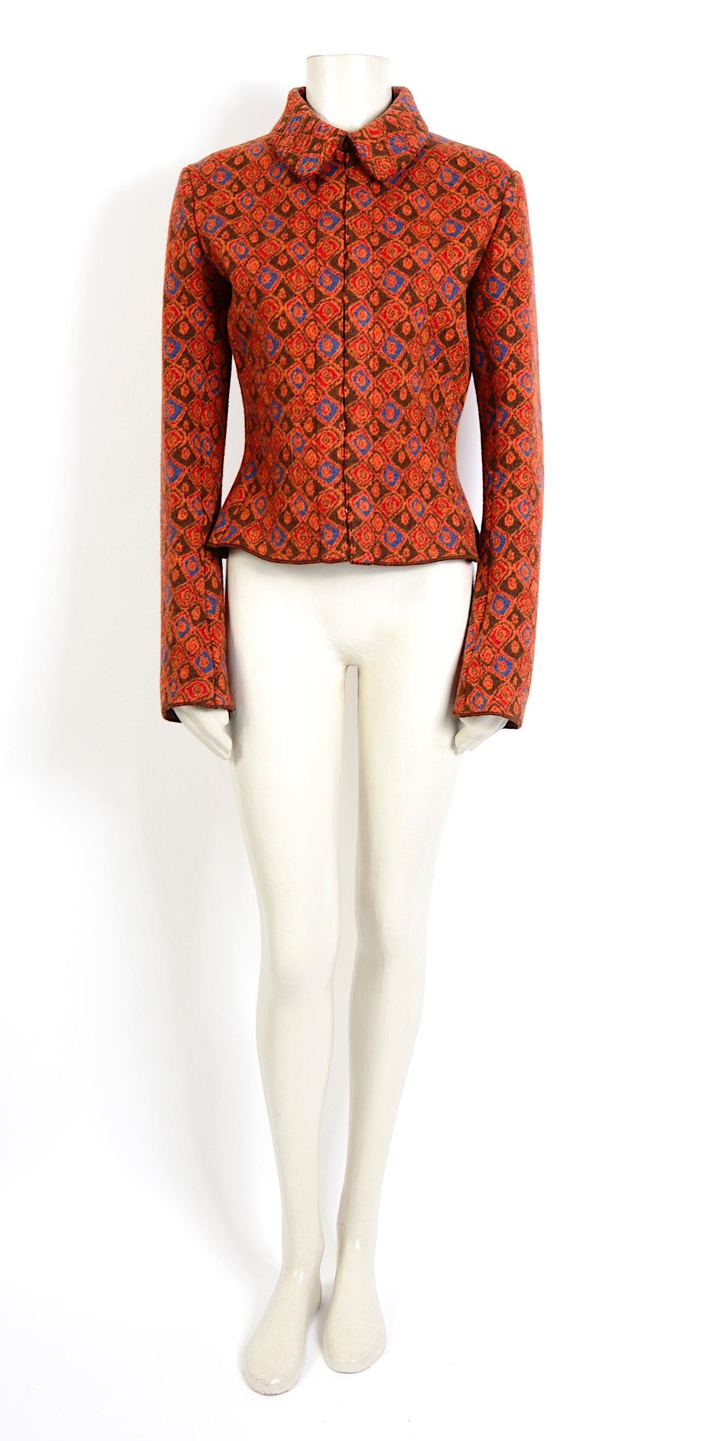 Complétez votre look avec cette superbe veste Alaia à motif orange rouille d'Azzedine Alaia. 
Circa 1990, Intemporel et chic, ce modèle Alaia se mariera parfaitement avec votre jean ou votre jupe préférée. 
Taille M.
Les mesures sont prises à plat
