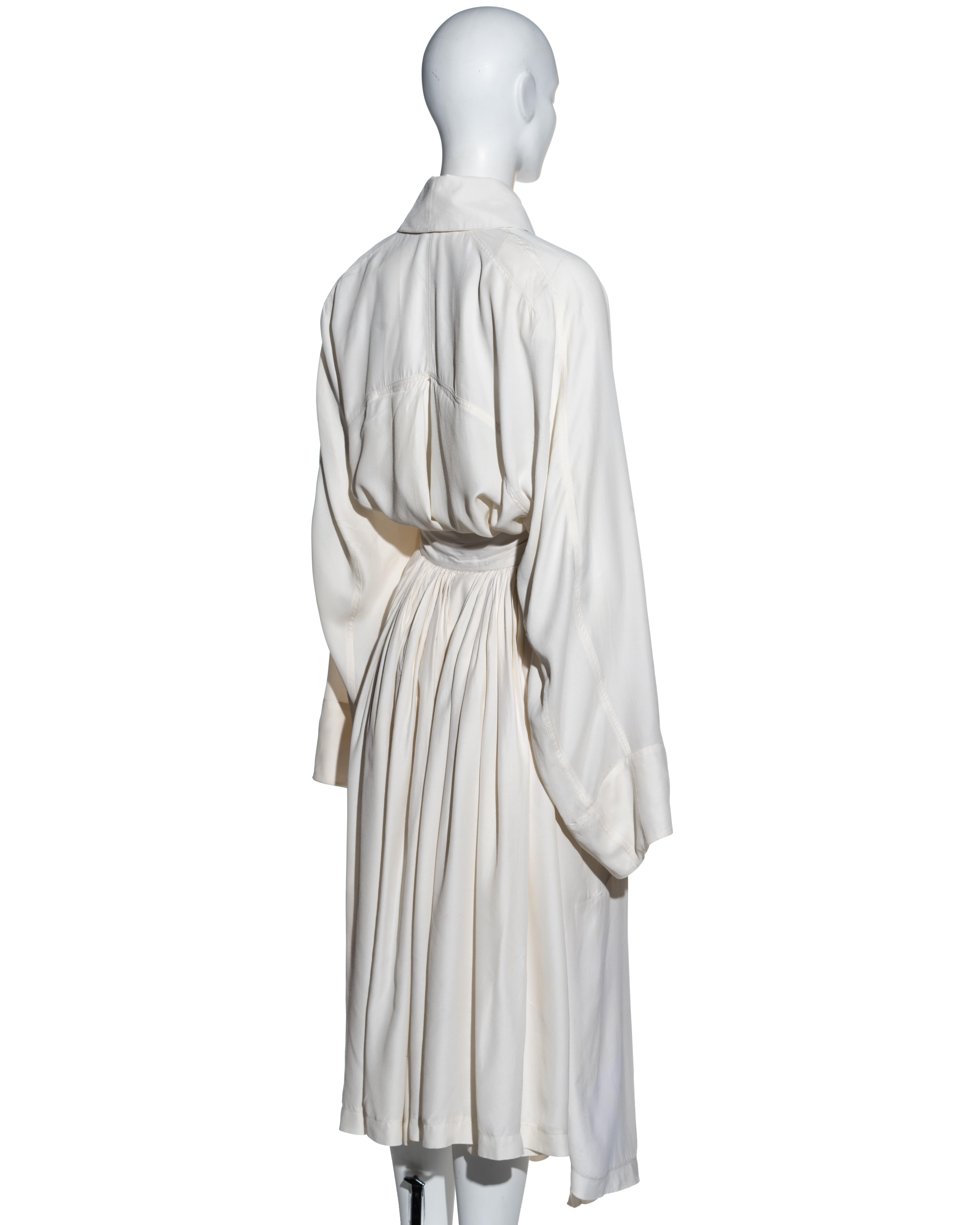 Azzedine Alaïa - Robe manteau plissée en coton crème, printemps-été 1985 en vente 3
