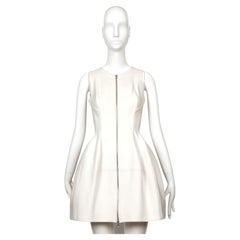 Robe tulipe AZZEDINE ALAIA de couleur crème, avec fermeture éclair argentée à double sens