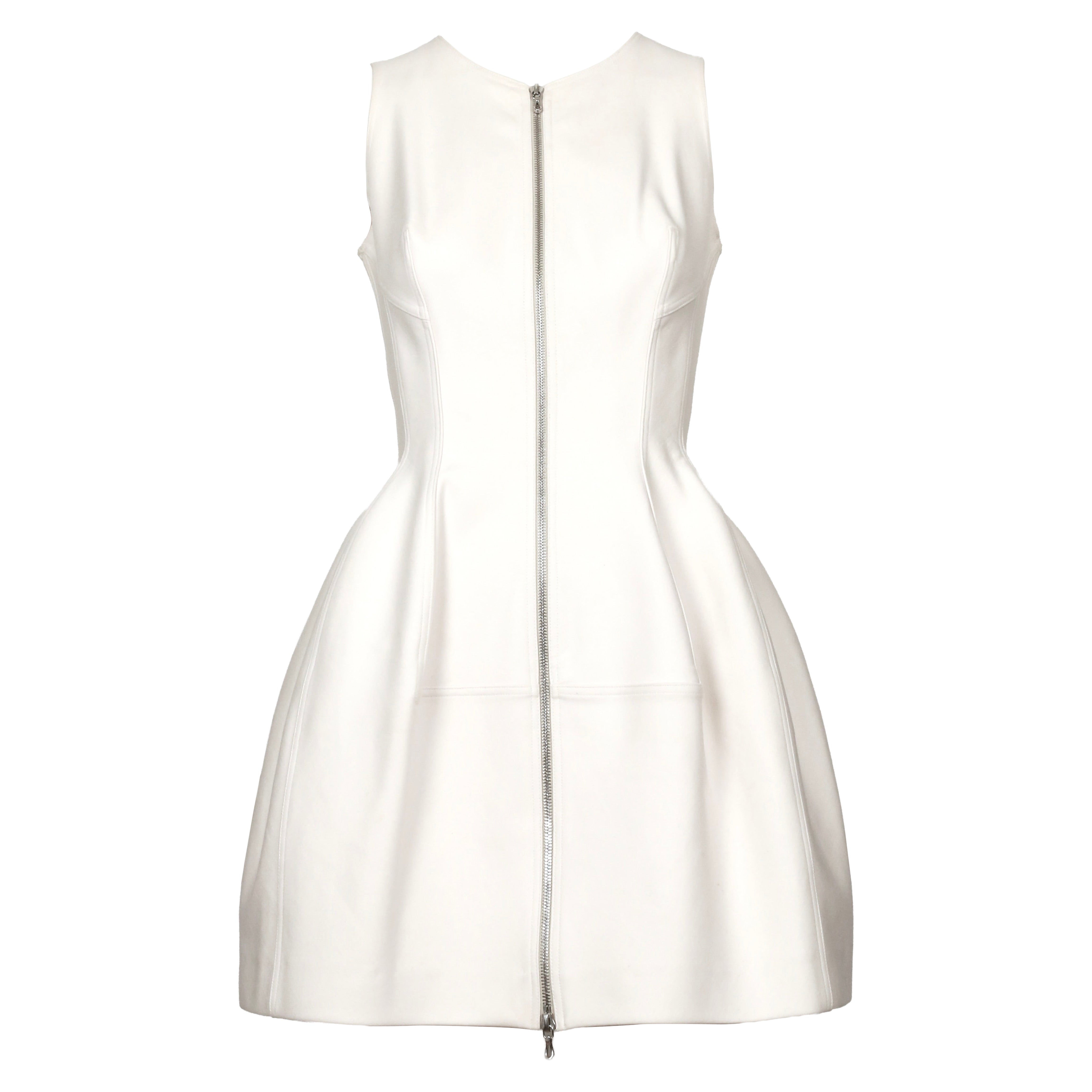Vestido tulipán color crema de AZZEDINE ALAIA con cremallera plateada de doble sentido