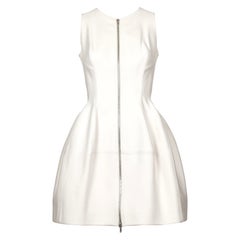 Vestido tulipán color crema de AZZEDINE ALAIA con cremallera plateada de doble sentido