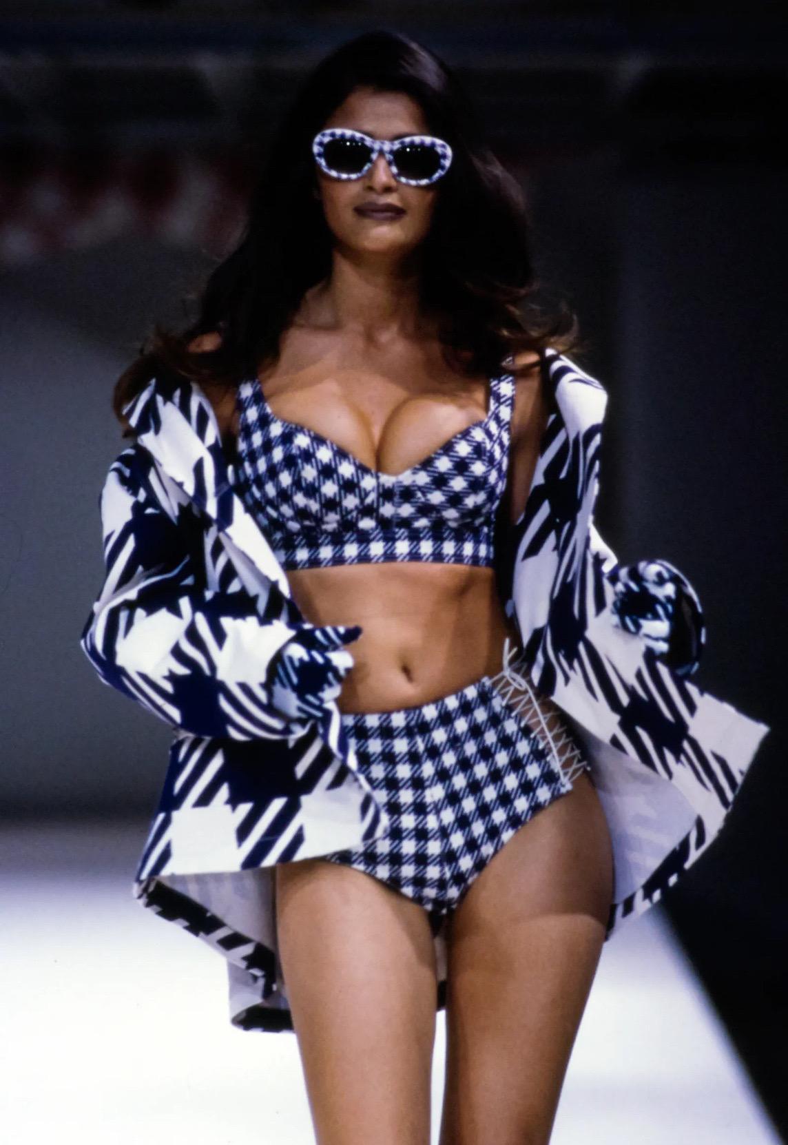 Magnifique bustier corseté de la maison Alaia. Défilé 1991. Collection S S avec des motifs Vichy en pied de poule. Icone. Modèle extrêmement rare et recherché. Vu à l'exposition en l'honneur d'Azzedine Alaia. Taille 40 FR, Taille 8 US, 12 UK. Très