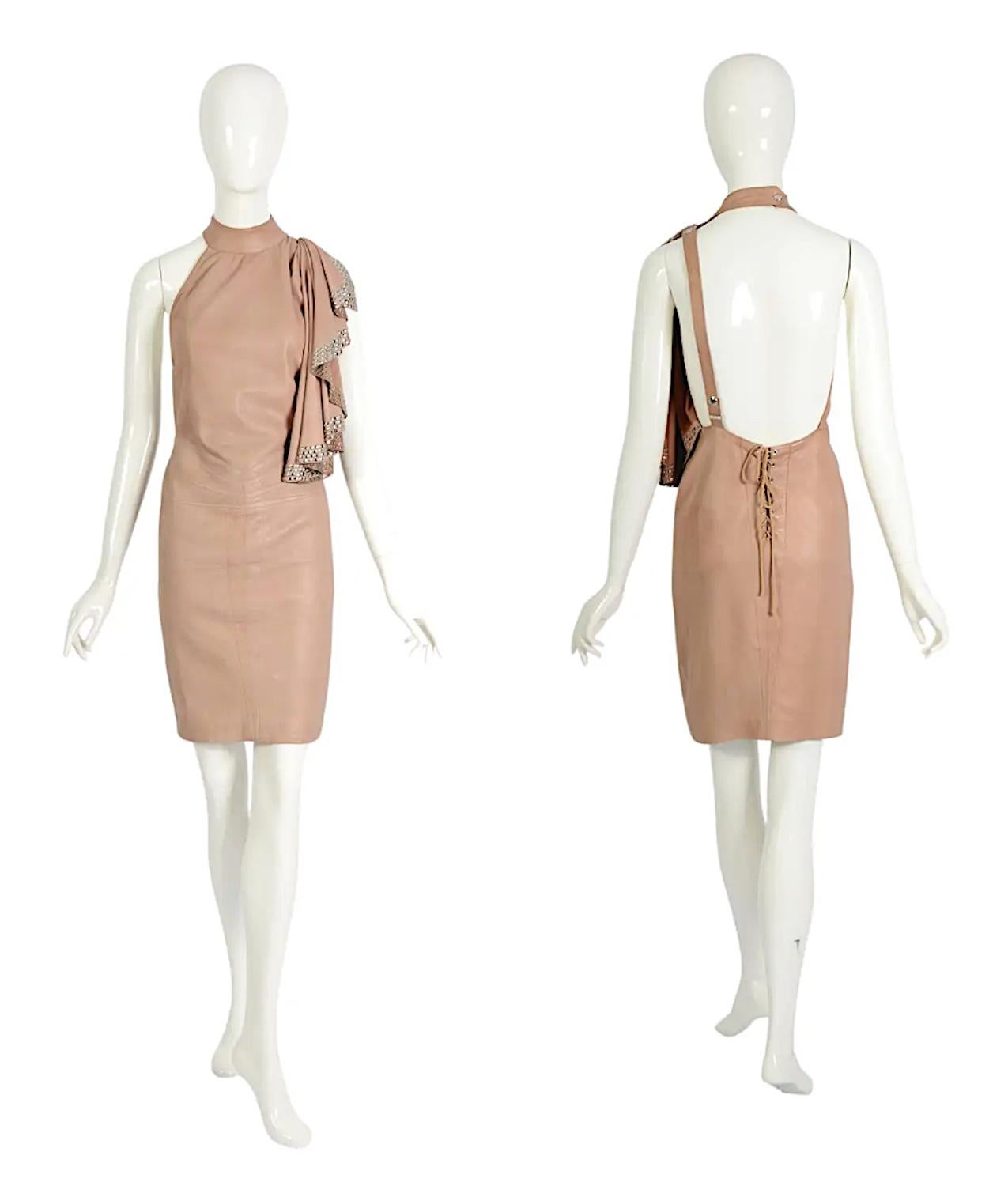 Wir präsentieren ein exquisites Stück Modegeschichte: das kultige nackte Kleid aus weichem Leder von Azzedine Alaïa aus der Frühjahr-Sommer-Kollektion 1981.
Dieses mit viel Liebe zum Detail gefertigte Kleidungsstück in Museumsqualität ist ein Beweis