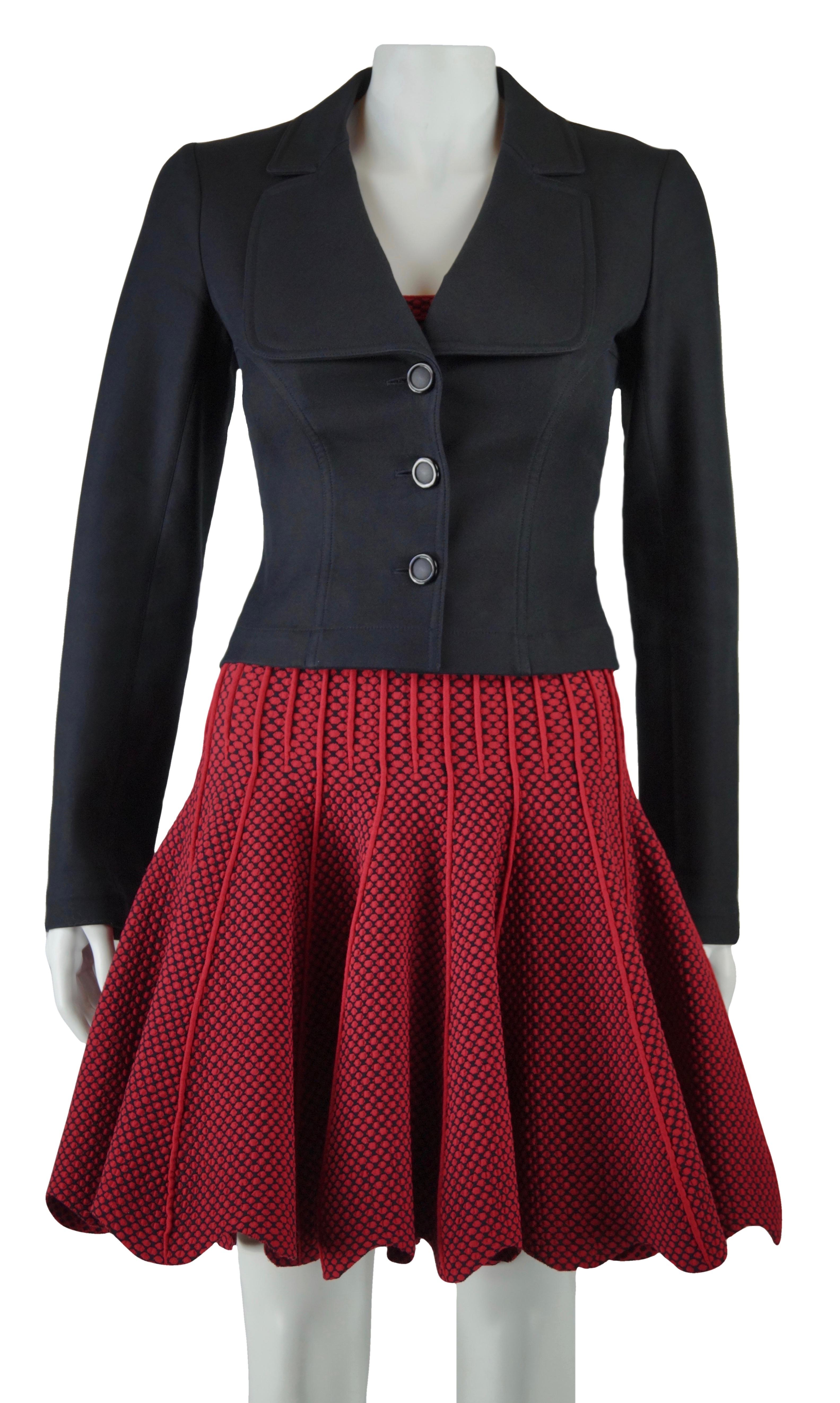 ALAÏA PARIS
dress and jacket
Red and black dress with vertical ribbing, scalloped hem - sleeveless
size FR 36
made in Italy
70% viscose - 20% polyamide - 6% polyester - 4% rubber
70% viscose - 20% nylon - 6% polyester - 4% elastodien
Flat