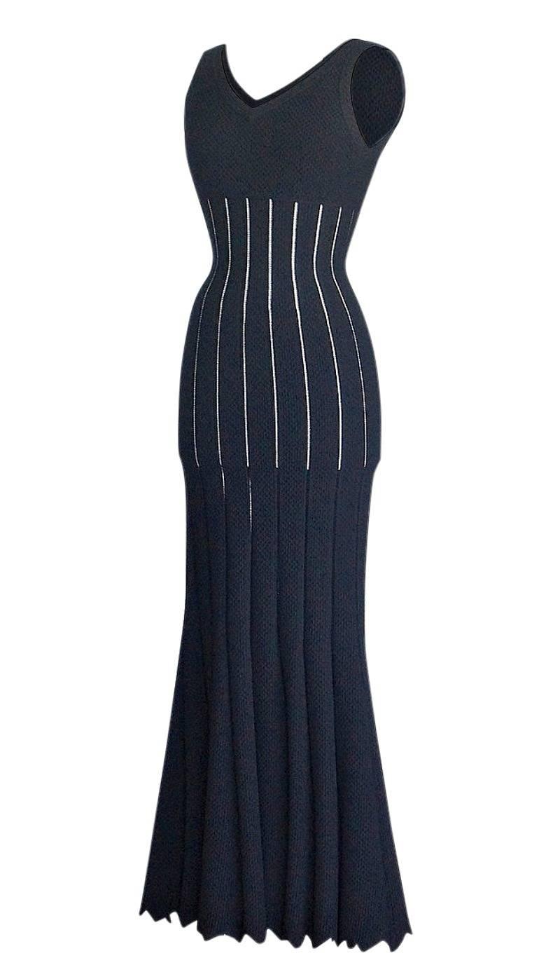 Garantie d'authenticité de la superbe robe noire en maille Azzedine Alaia.
Personne n'a dessiné la forme du corps d'une femme comme le maître Azzedine Alaia.  Il est parti bien trop jeune et il manquera au monde de la mode.
Superbe robe de soirée