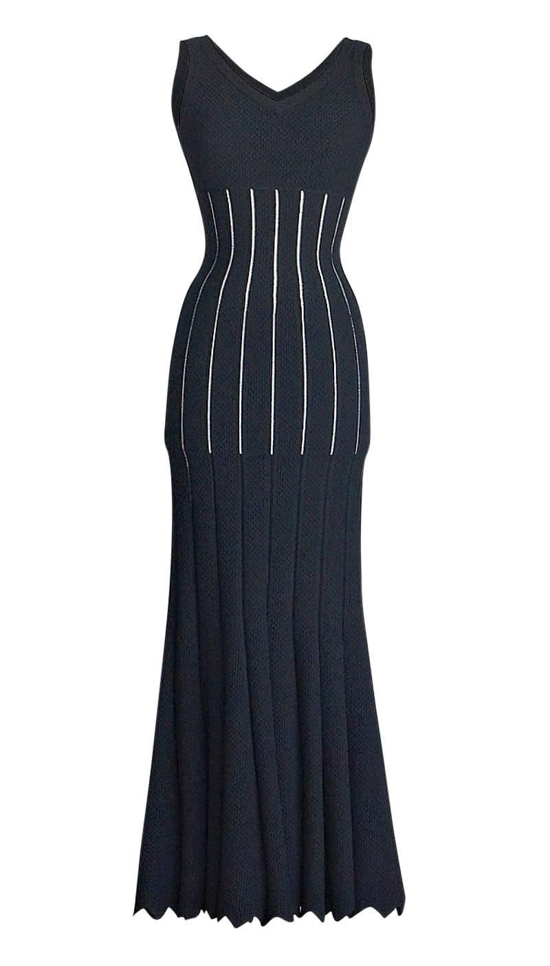 Azzedine Alaïa - Robe noire de forme exquise et en maille, longueur totale 38/6, état neuf 4