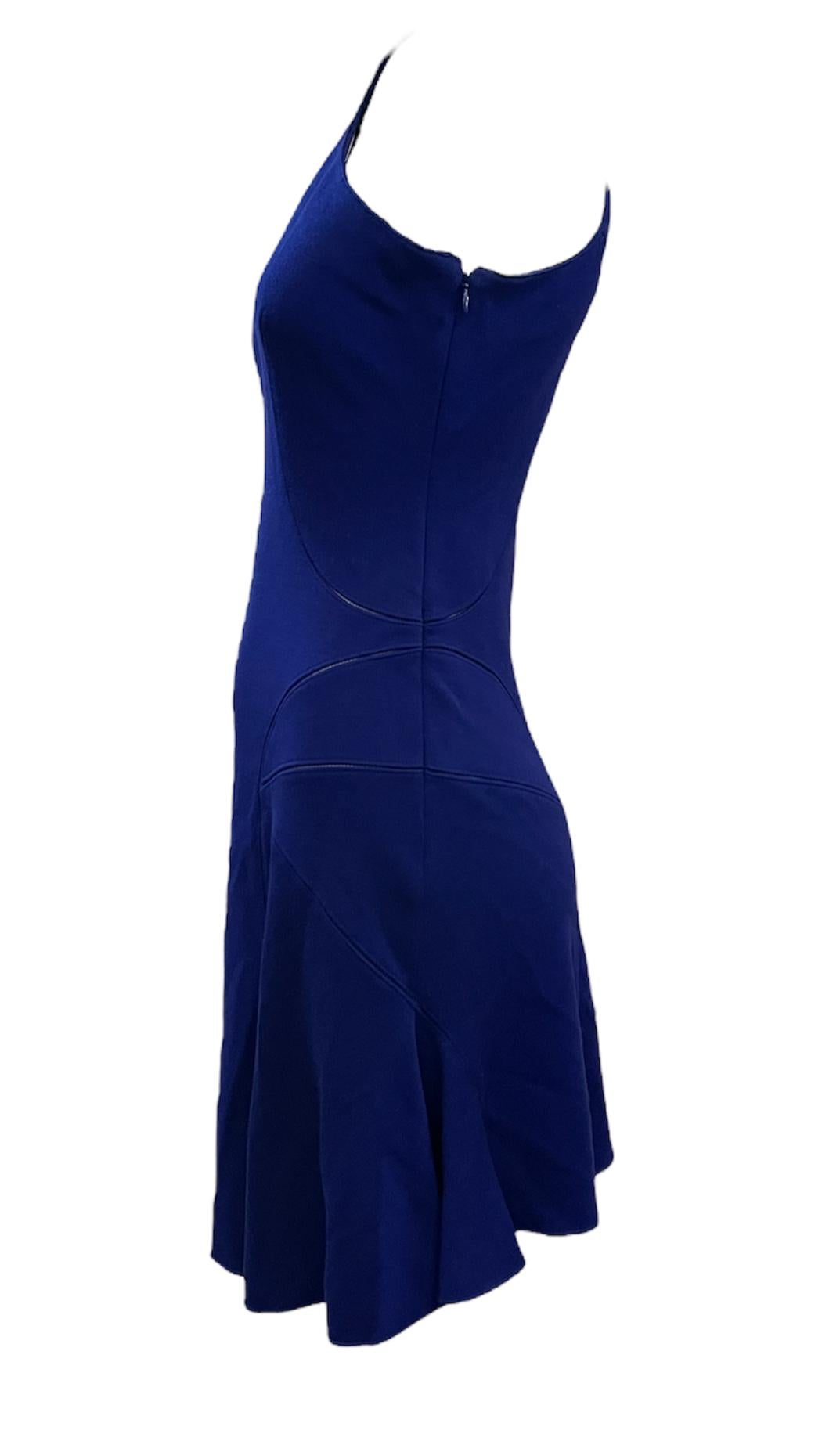 Kieferbrecher. Wenn du ein Kleid für den Rest deines Lebens tragen müsstest, hier ist es. Elektroblaues Strickminikleid mit Racer-Ausschnitt und ausgestelltem Saum von Azzedine Alaia aus den 1990er Jahren. Gekräuselte Nähte für einen Hauch von Peek