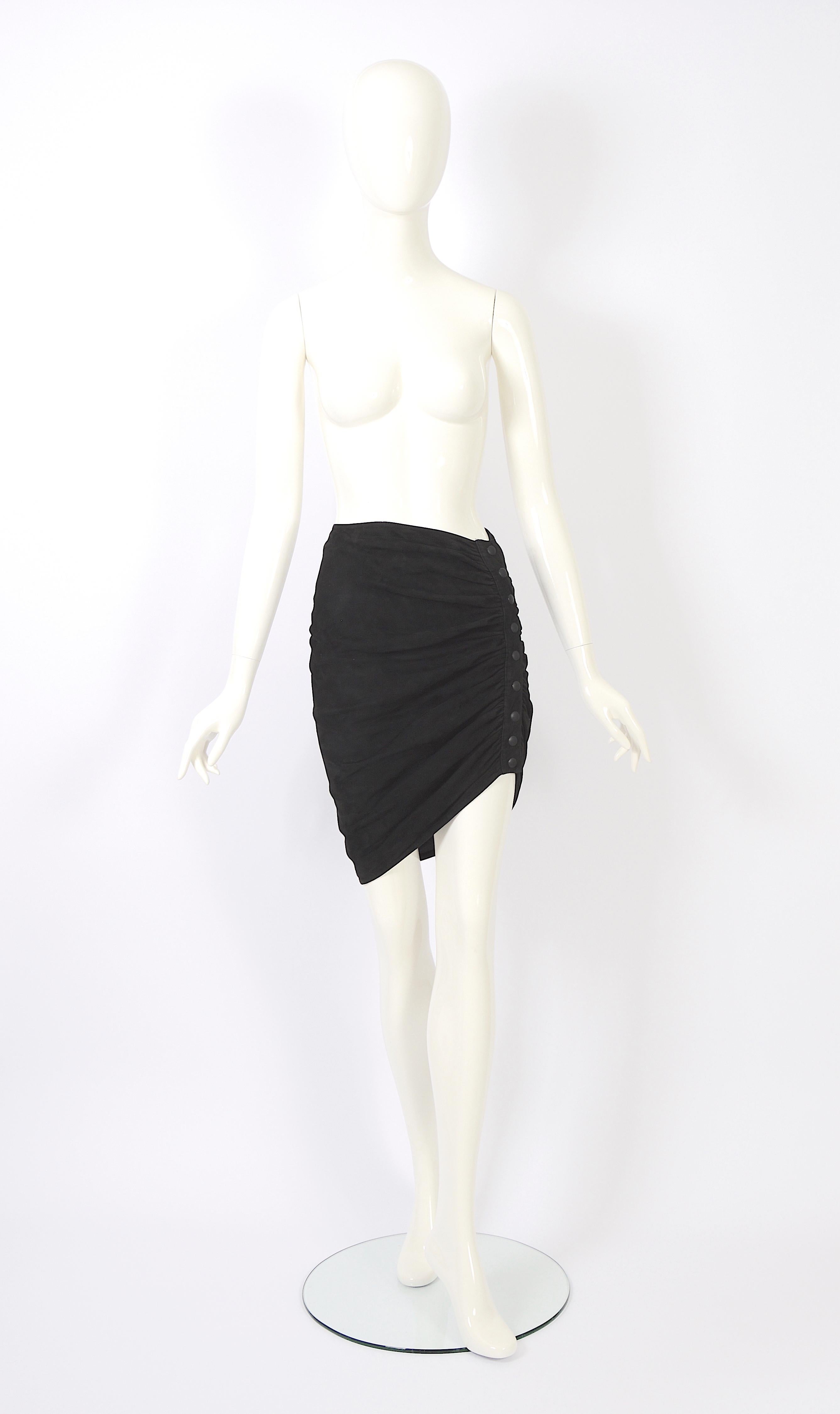 Azzedine Alaia H/W 1983 Vintage drapierter schwarzer Wildlederrock für Damen oder Herren im Angebot