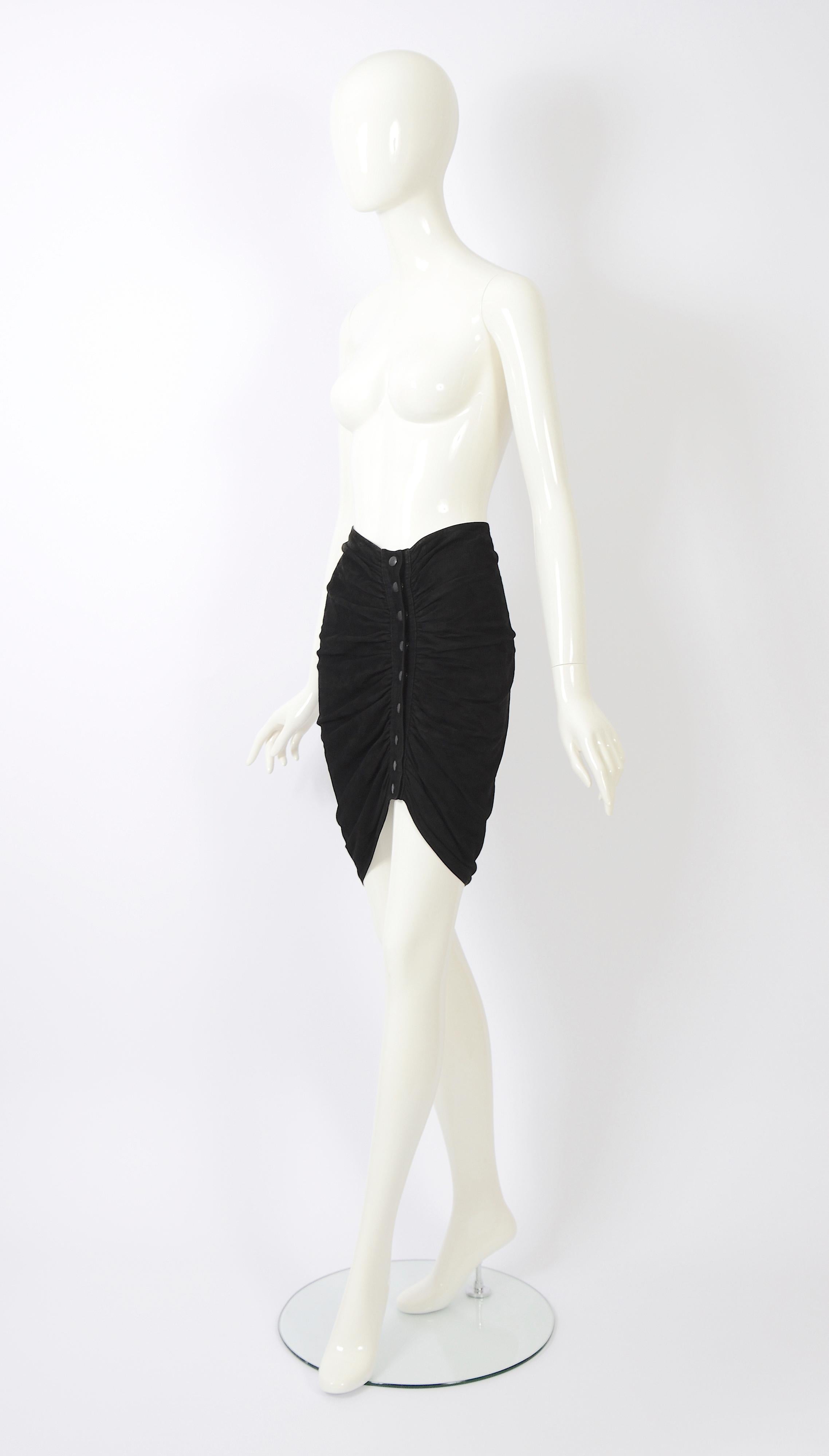 Azzedine Alaia F/W 1983 vintage jupe drapée en daim noir en vente 2