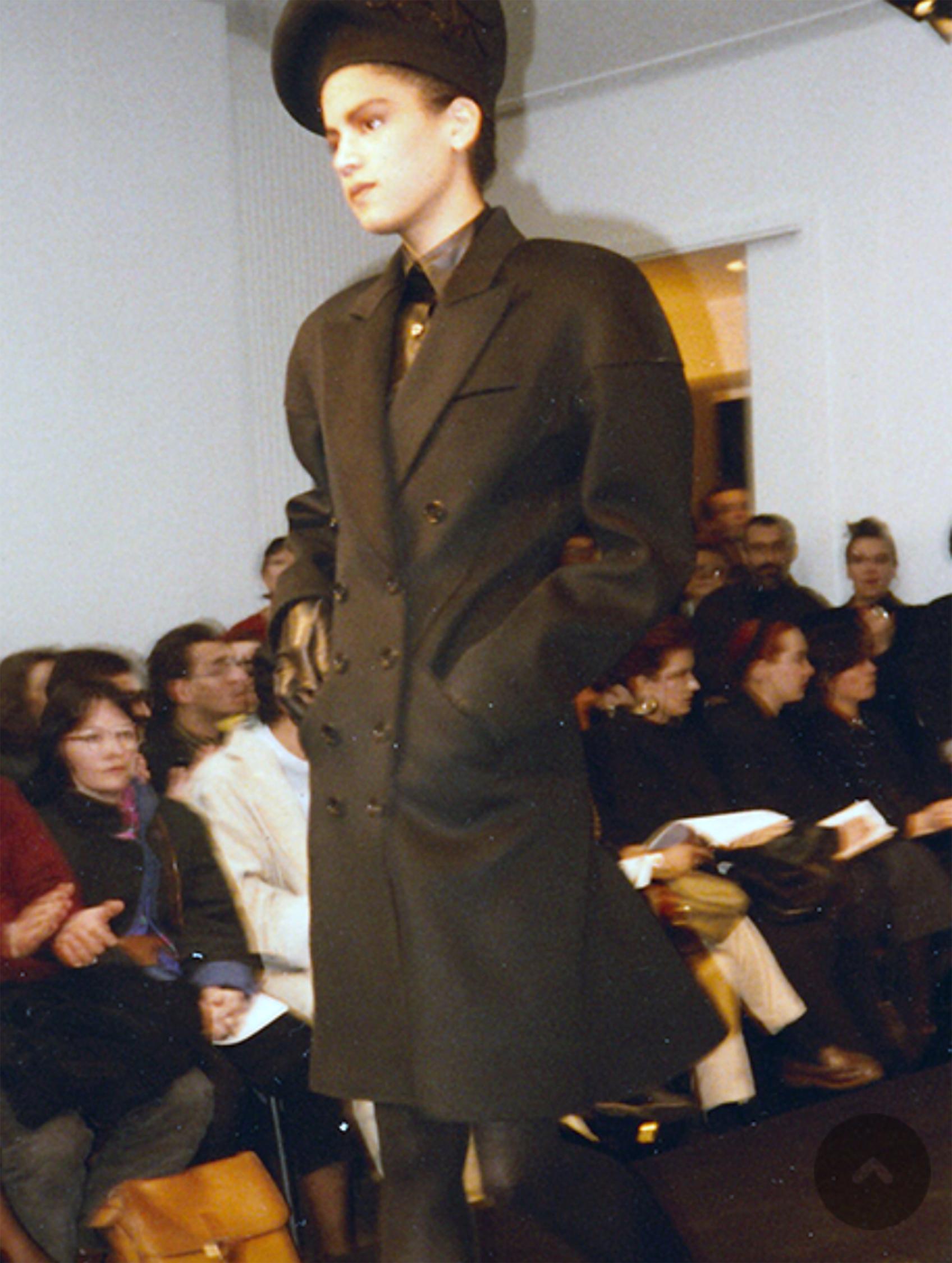Nero AZZEDINE ALAÏA A/I 1986 Raro Cappotto da Passerella FR42 in vendita