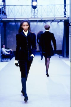 Azzedine Alaïa Herbst/Winter 1989 Laufsteg – Schwarz-samtfarbener, taillierter Reiterblazer
