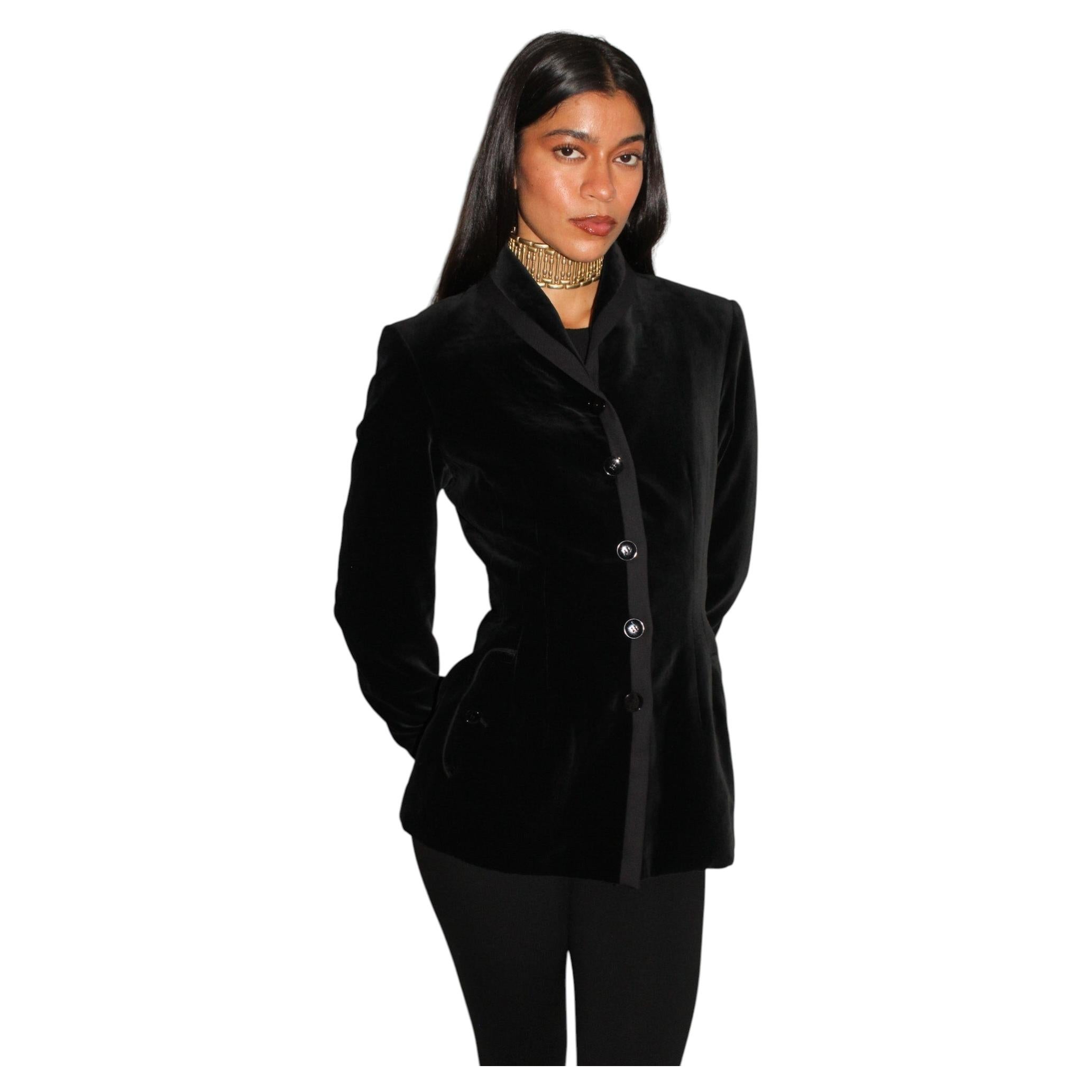 Chaqueta de montar entallada de terciopelo negro de Azzedine Alaïa, colección Otoño-Invierno 1989, vista en pasarela