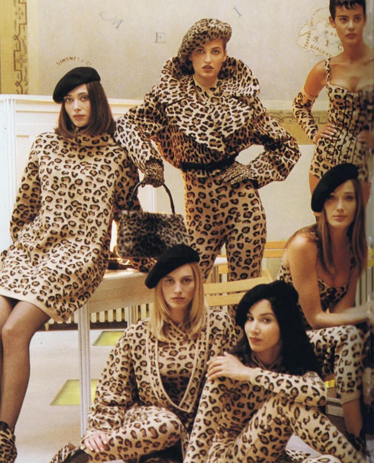 - Azzedine Alaïa - Ensemble deux pièces en laine léopard archival et iconique
- Vendu par Skof.Archive 
- Automne-Hiver 1991 
- Dessiné par Azzedine Alaïa
- Confectionné en laine peignée de haute qualité, il arbore un motif léopard 
- Corps ajusté à