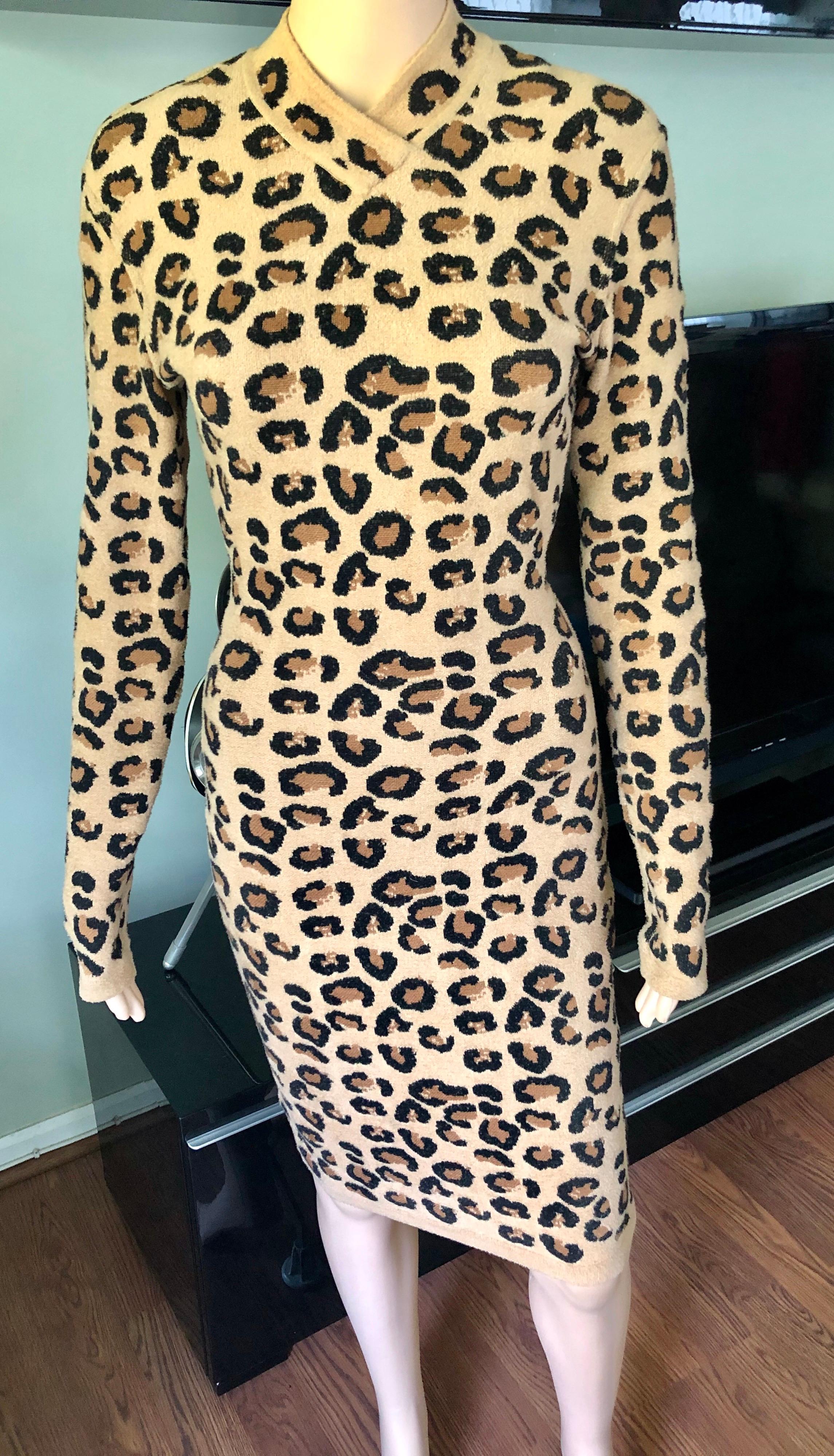 Azzedine Alaia F/W 1991 Runway Vintage Iconic Leopard Print Bodycon Dress Size L

 Iconic Azzedine Alaïa leopard print stretch bodycon dress featuring high v neckline and back zip closing. Collectors Piece from one of the Alaia's most famous